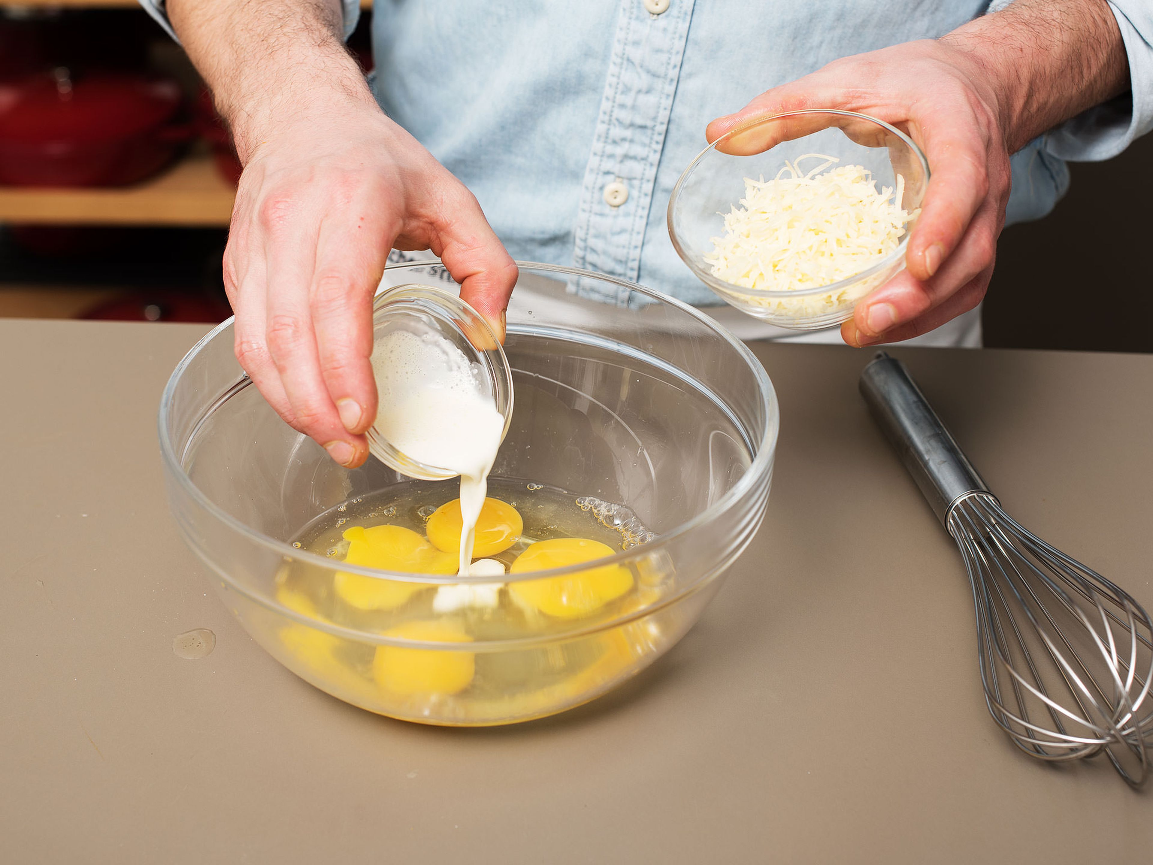 Eier in einer Schüssel aufschlagen. Geriebenen Gouda und Sahne dazugeben und verquirlen. Mit Salz und Pfeffer abschmecken.