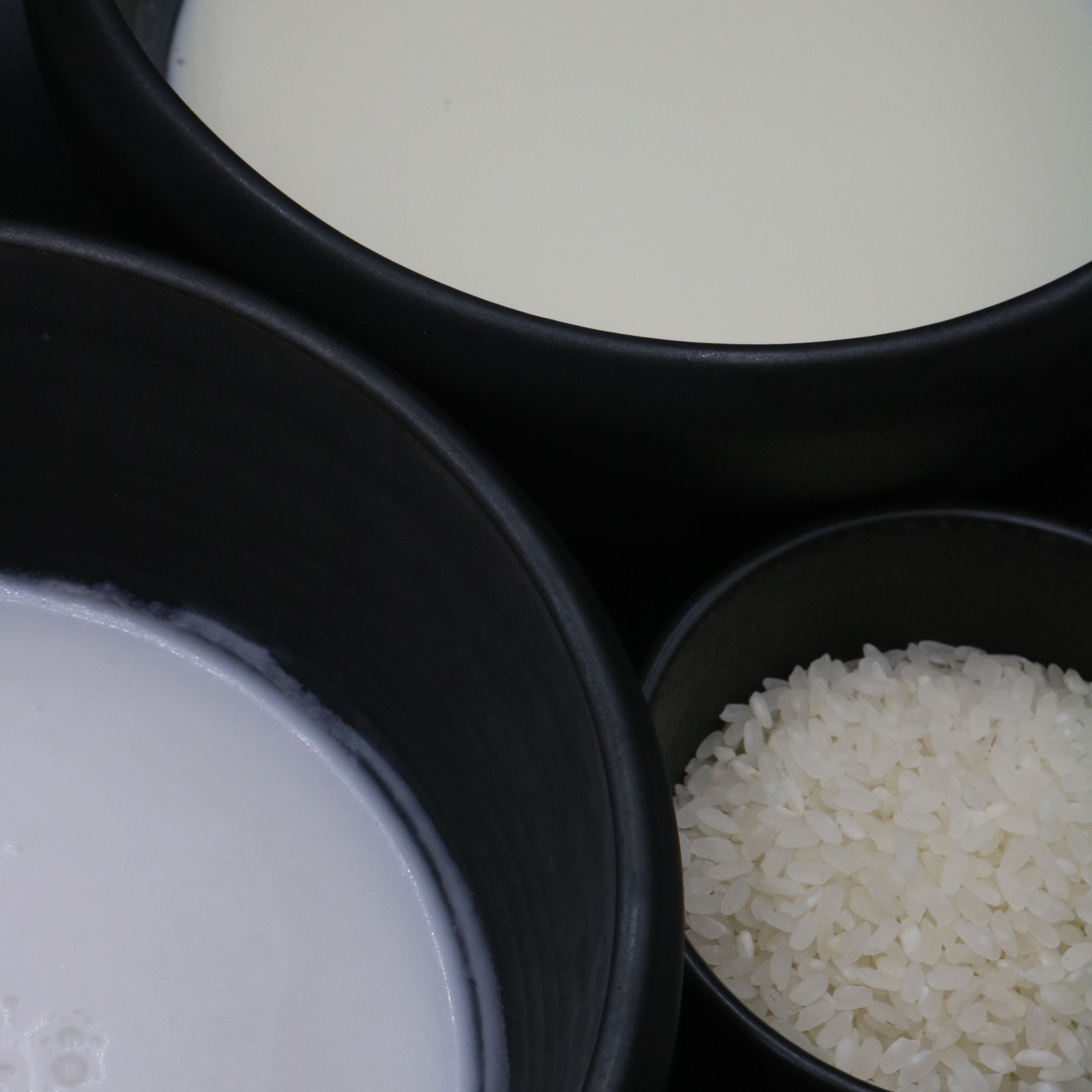 Alle Zutaten in einen Topf geben und unter Rühren den Reis gar werden lassen. Dann in eine Schüssel geben und auskühlen lassen. Alternativ zum Milchreis lässt sich auch Sushireis verwenden.