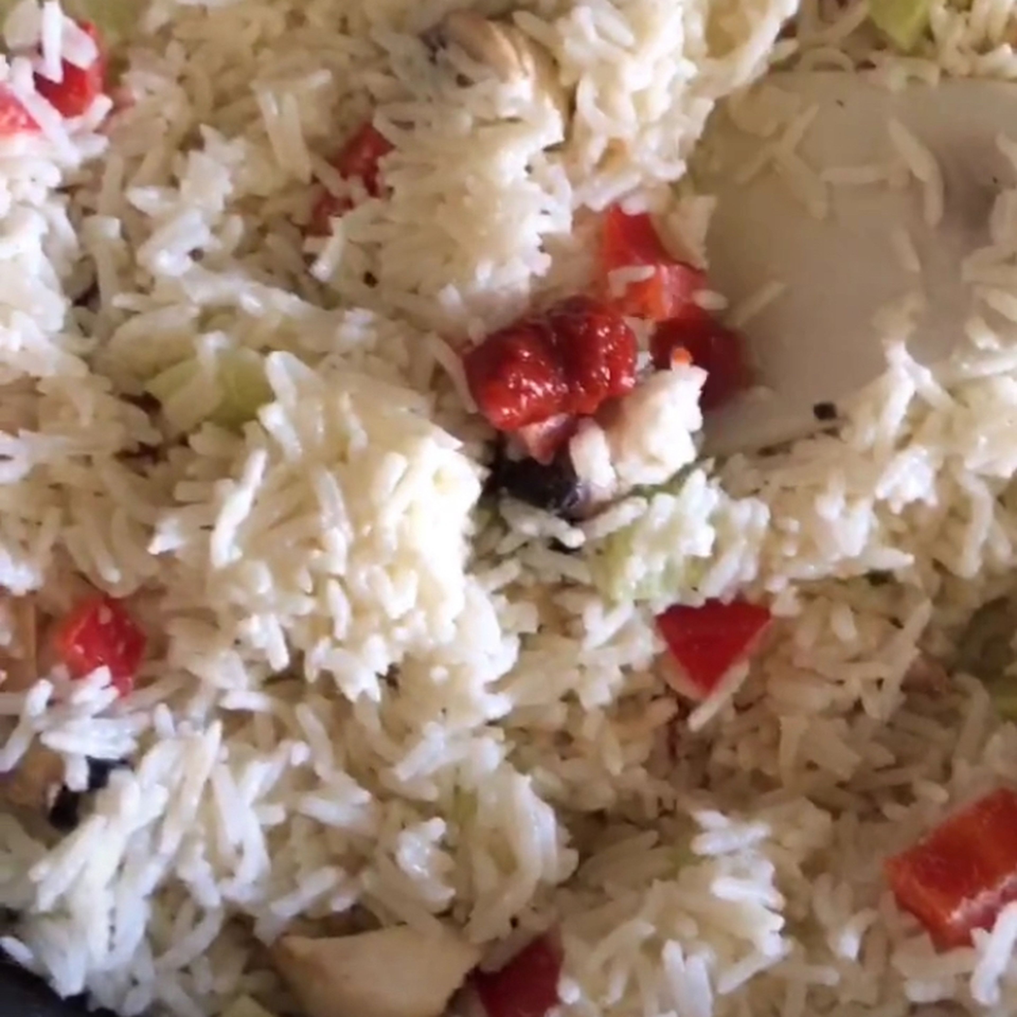 Schmand, Sahne und Tomatenmark hinzufügen und gut umrühren, bis der Reis einheitlich etwas rot gefärbt ist