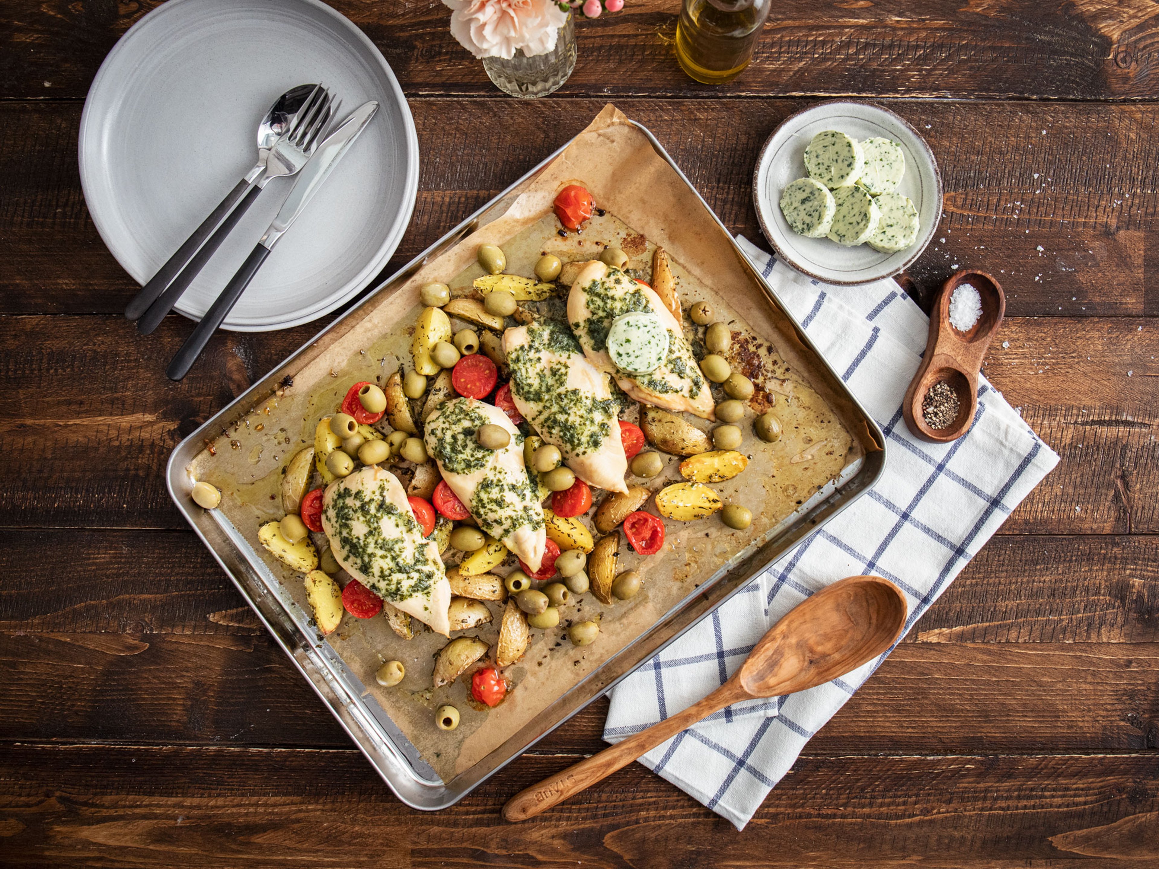 Mediterranes Ofenhähnchen mit Rosmarinkartoffeln vom Blech