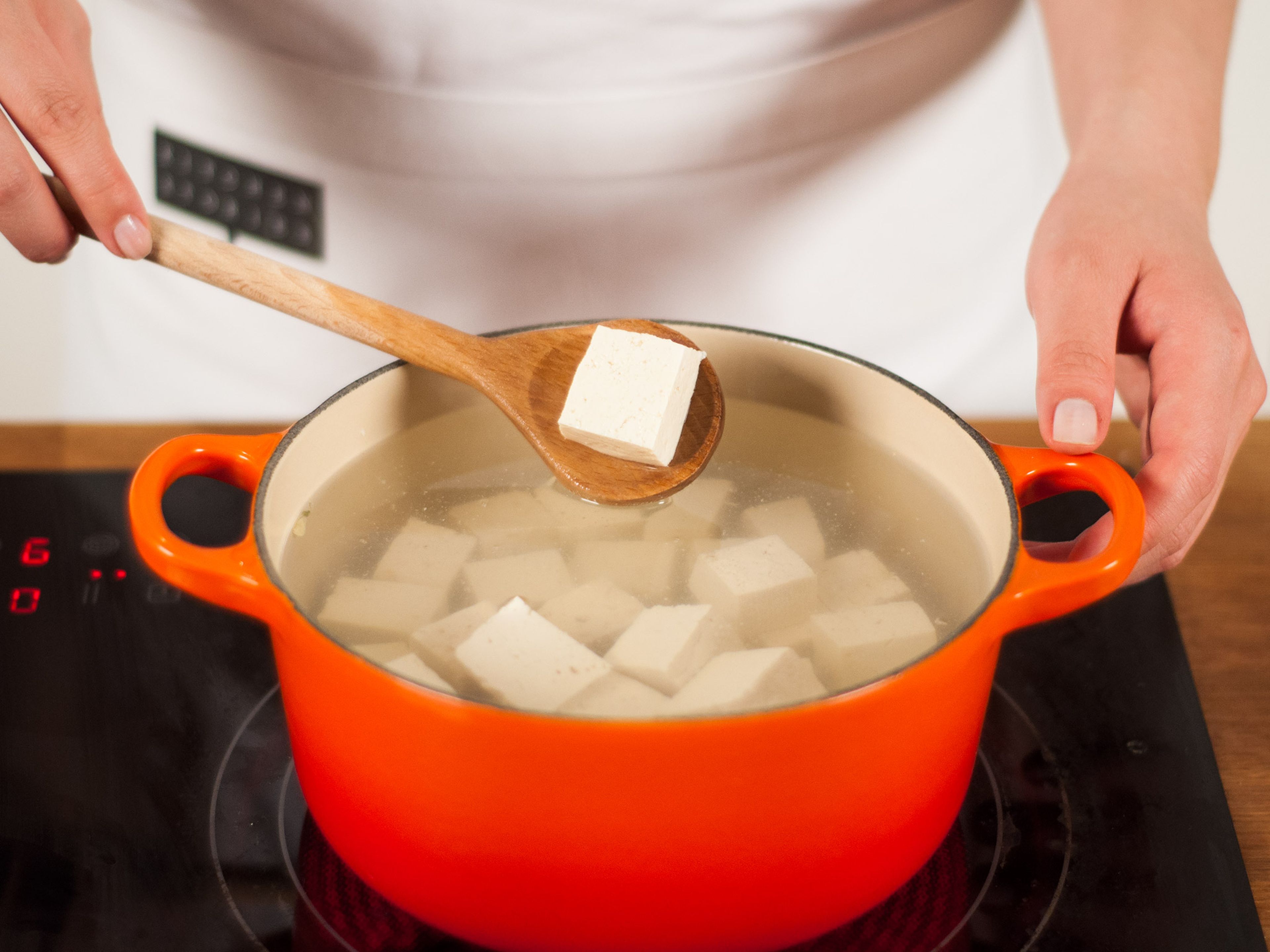Wasser in einen kleinen Topf geben und zum Kochen bringen. Tofu ins kochende Wasser geben und für ca. 3-5 Min., bis die Tofuwürfel  an die Wasseroberfläche steigen, kochen. Abtropfen lassen.