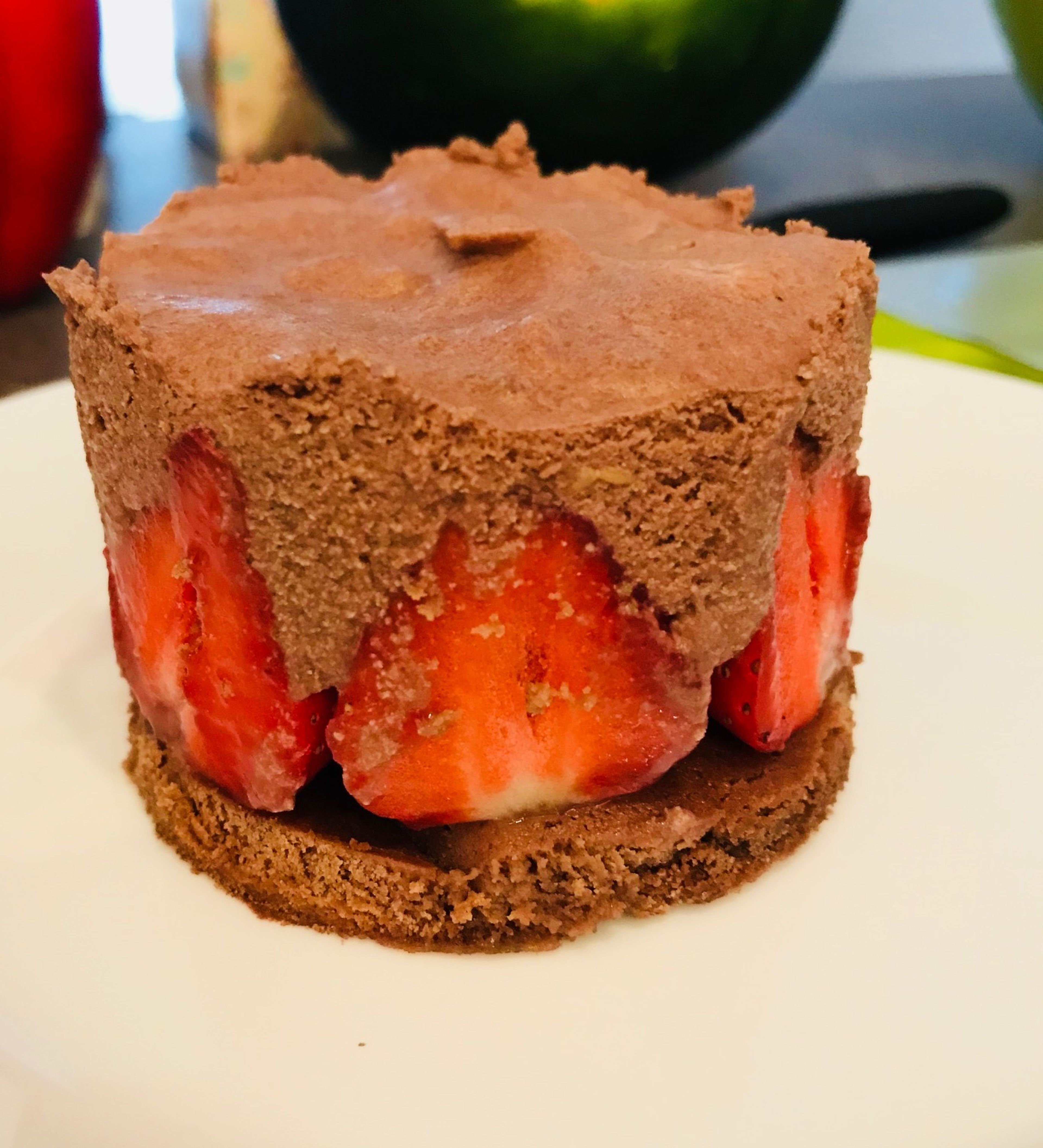 Take your brownie base and cut out circles using cake rings (approx. 6-cm/2.5-in. diameter). Wash and halve the strawberries. Line the edges inside the cake rings with strawberries facing sliced-side upwards. Carefully spread chocolate mousse on top of the strawberries. Refrigerate for approx. 4 hrs. Enjoy!