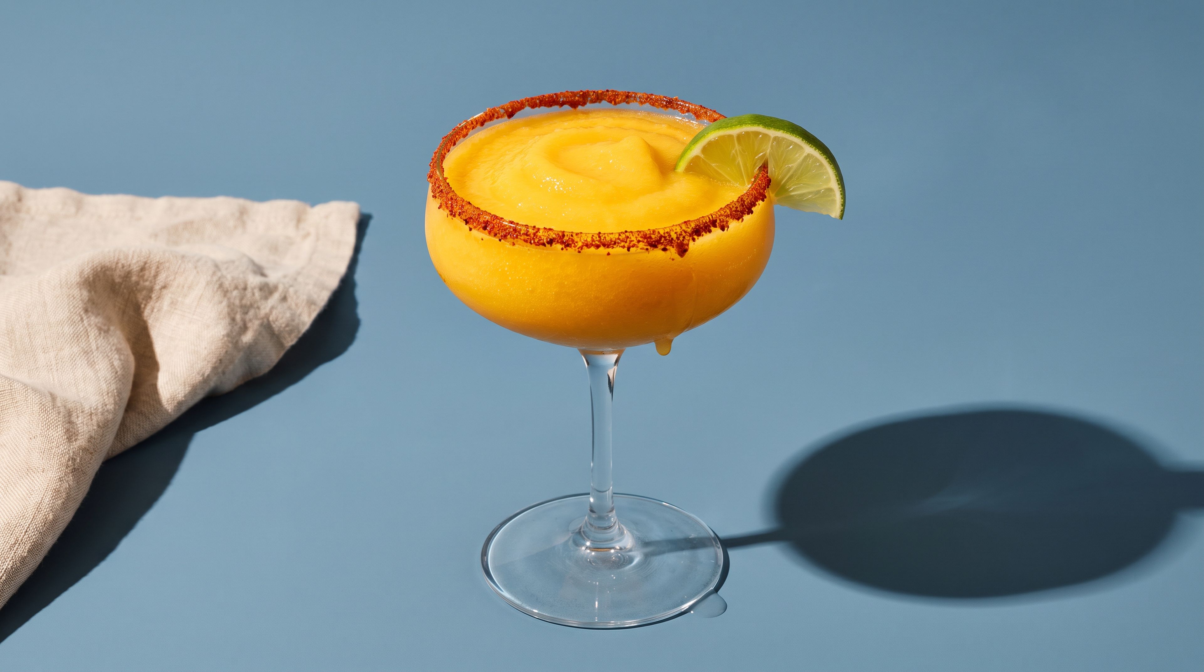 Dieser fruchtige Mango-Martini kommt mit einem leckerem Tajín-Rand