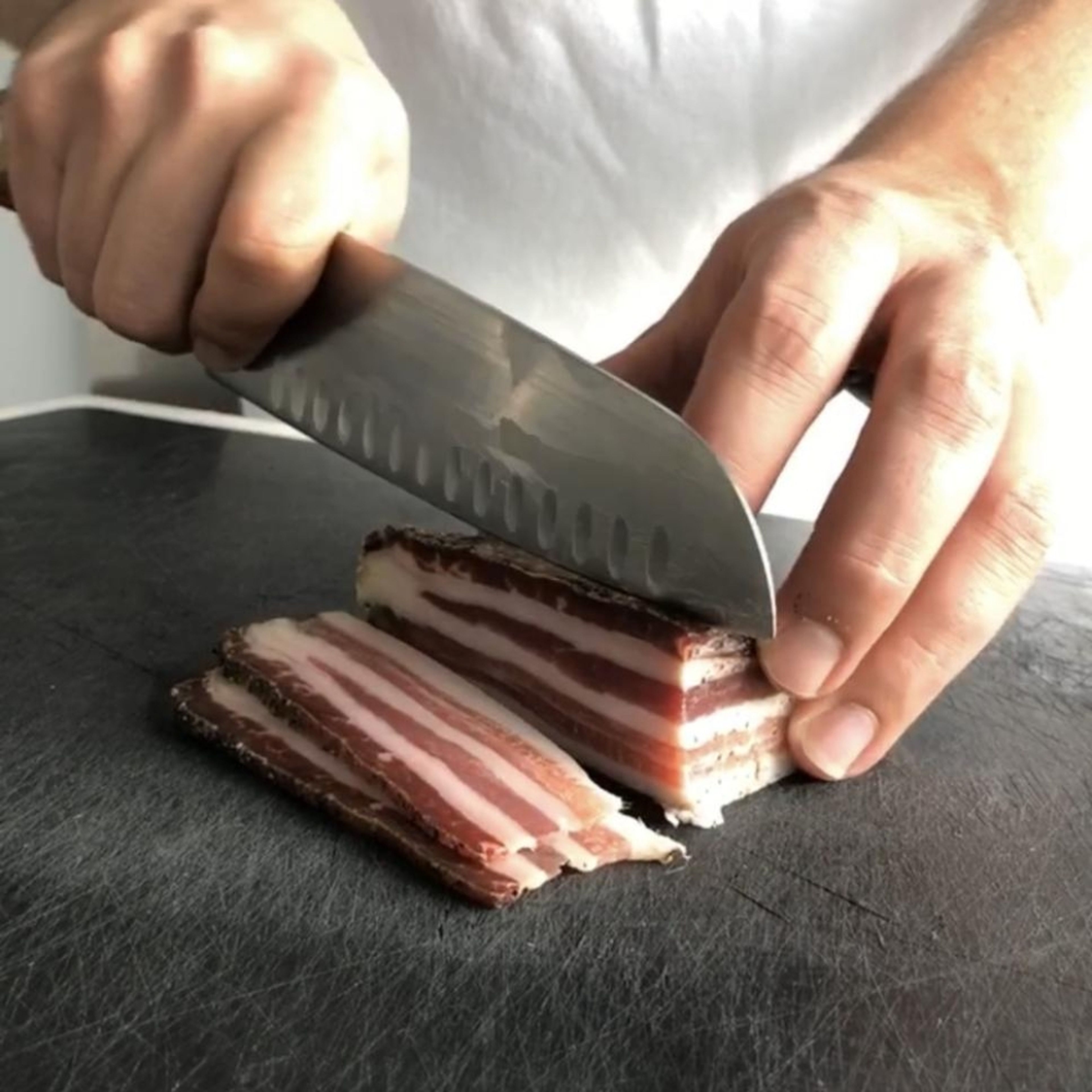 Cut the bacon into narrow strips. Now chop the parsley with stems. Then finely grate the parmesan cheese.