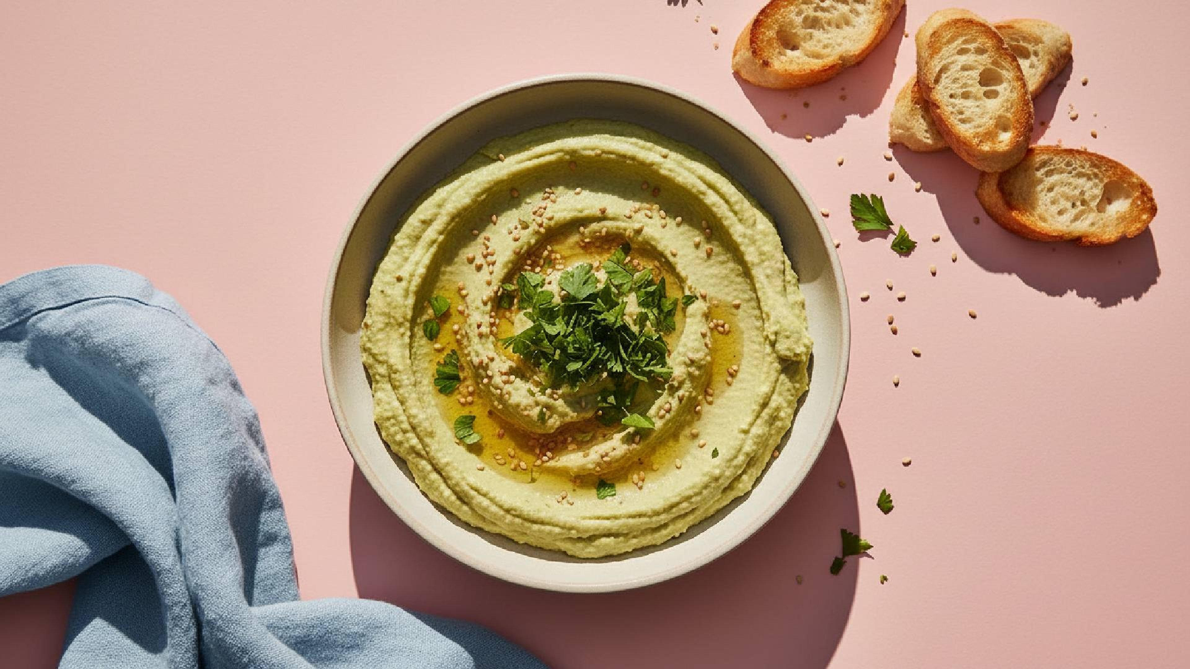 Für Fans cremiger Dips: Zucchini-Hummus aus dem Ofen