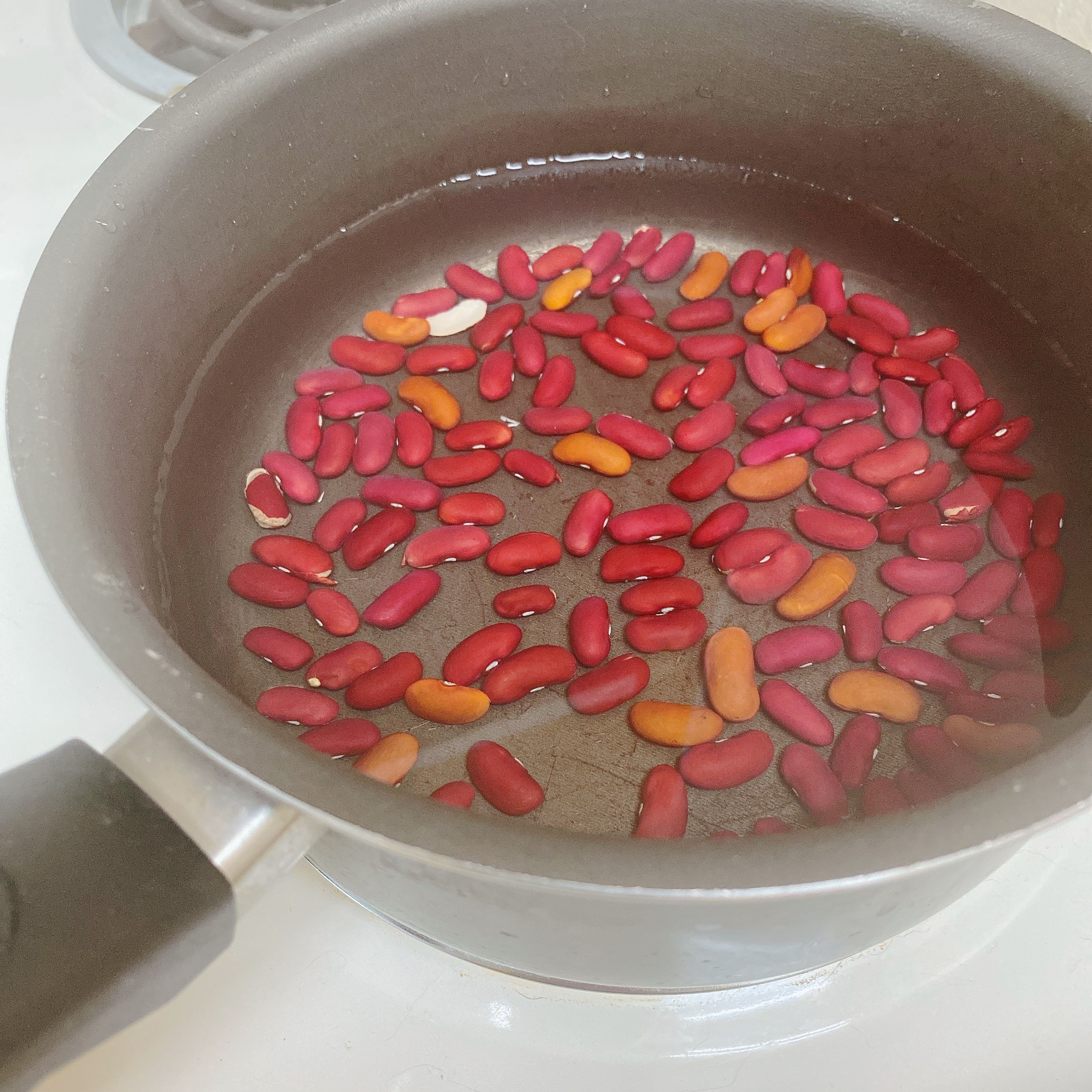 Rinse the kidney beans and then soak them in water for 2-3 hours.