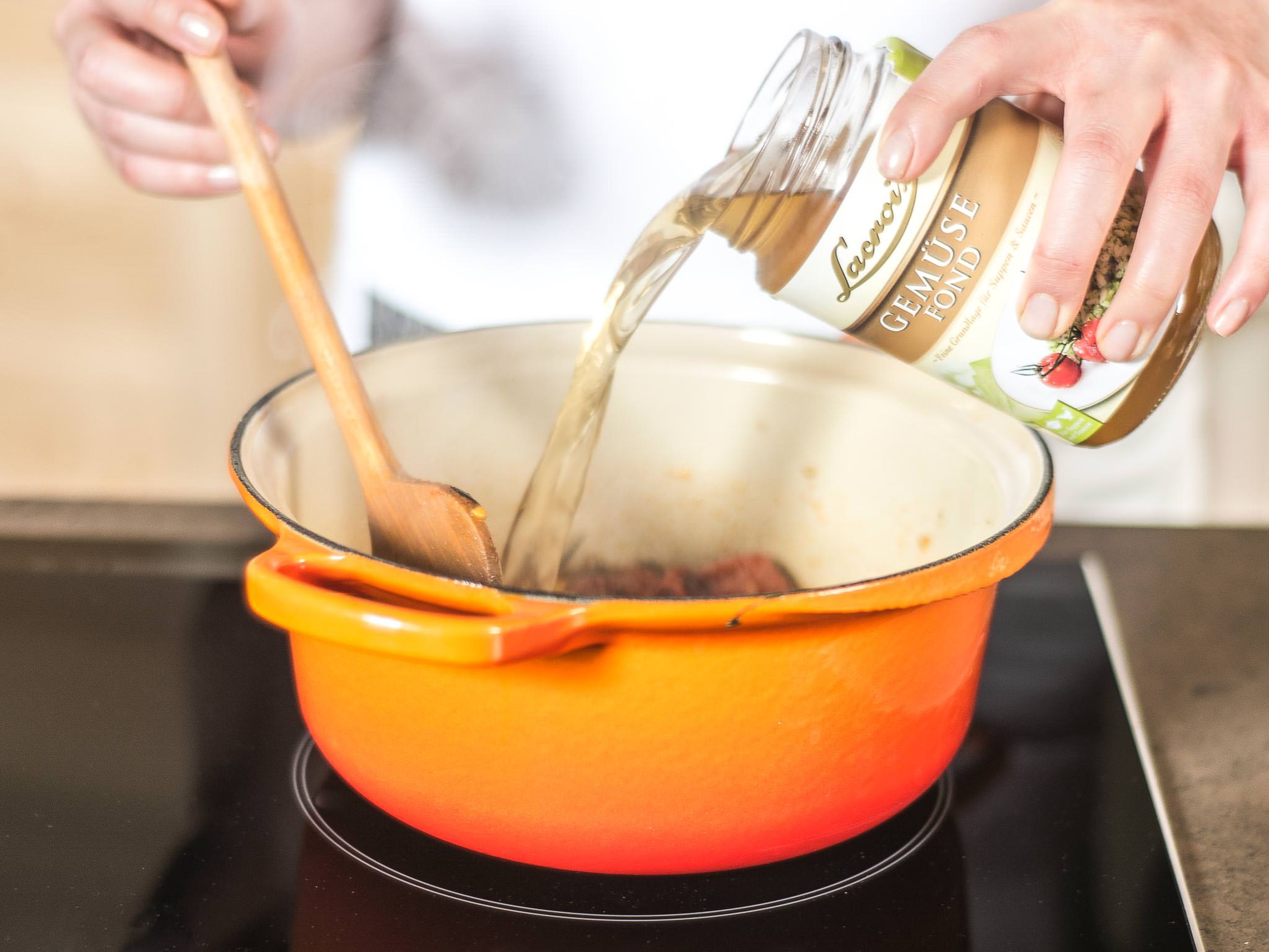 Den Topf mit Gemüsebrühe auffüllen bis das Gemüse vollständig bedeckt ist. Für weitere 10 – 15 Min. einkochen lassen bis Tomaten und Schalotten weich gekocht sind.