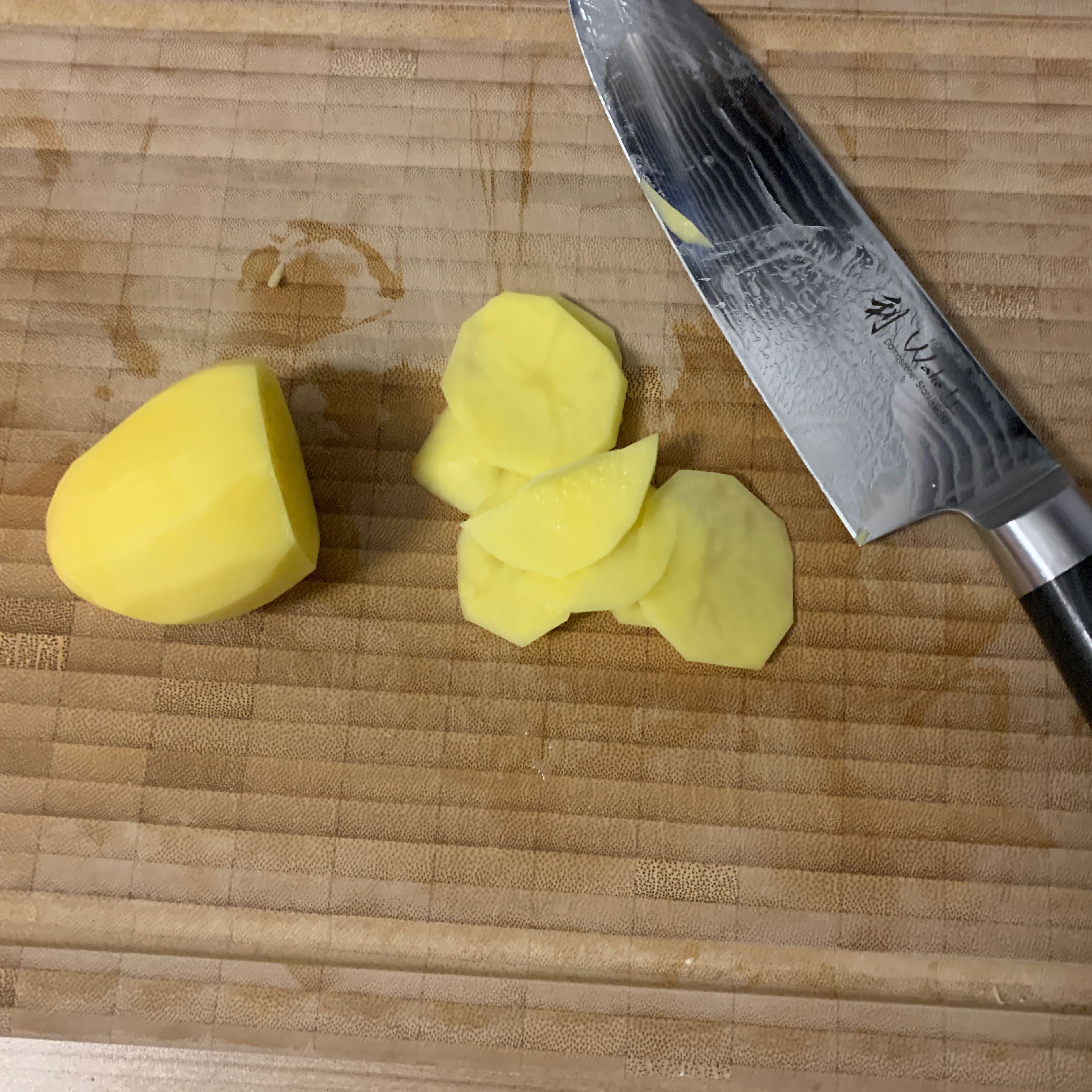 Kartoffeln schälen, waschen und in dünne Scheiben schneiden