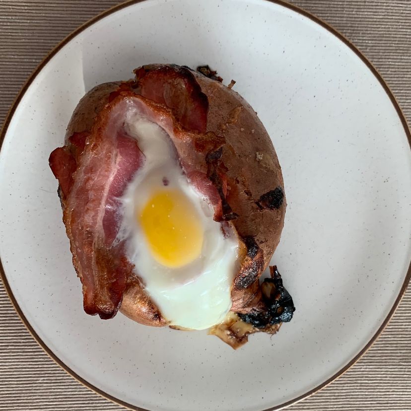 Gebackene Süsskartoffeln mit Spiegelei und Speck