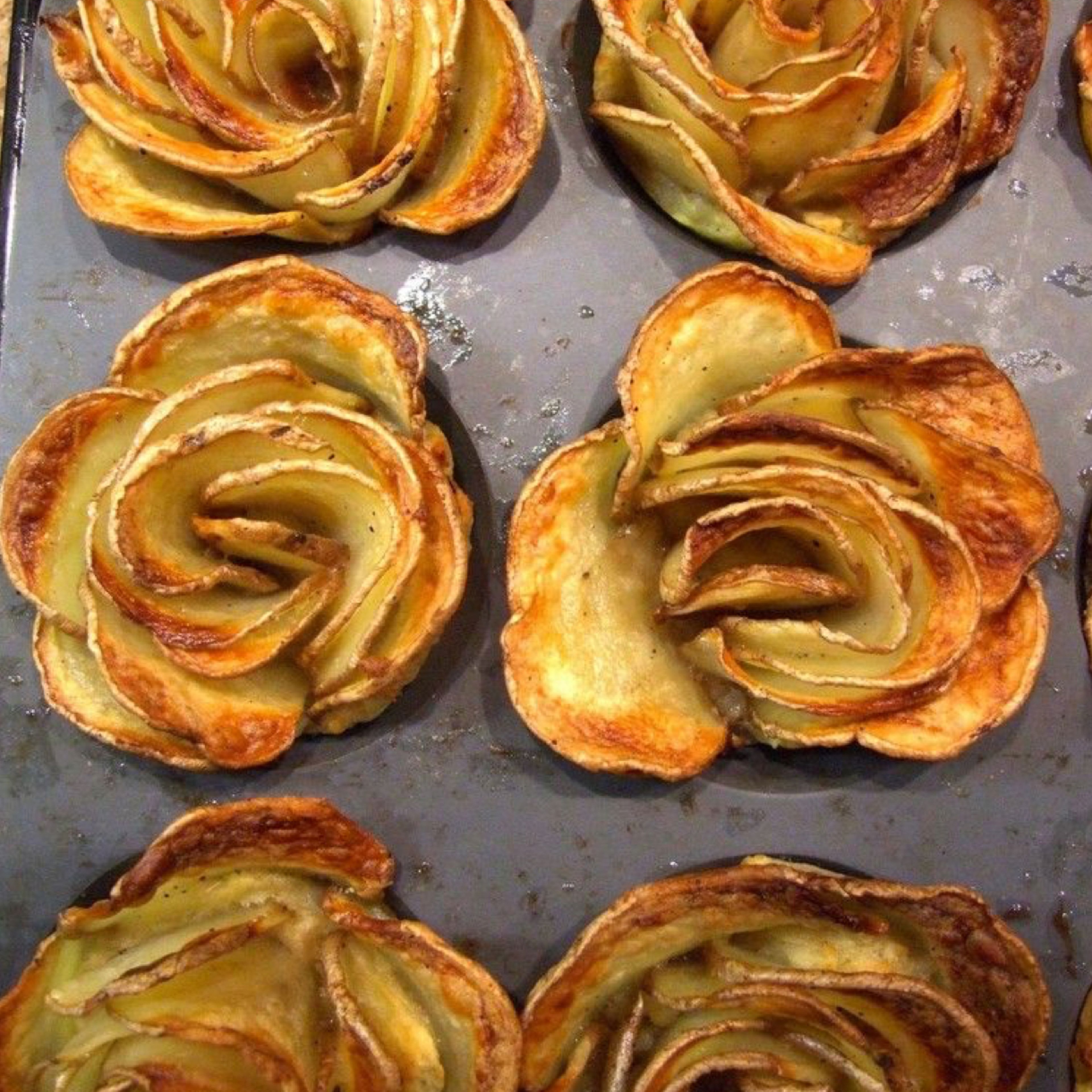 Die Kartoffelröschen im Ofen mit Umluft bei 160 Grad ca. 40 Minuten knusprig garen. Evtl ein bis zwei mal mit wenig Olivenöl bepinseln.