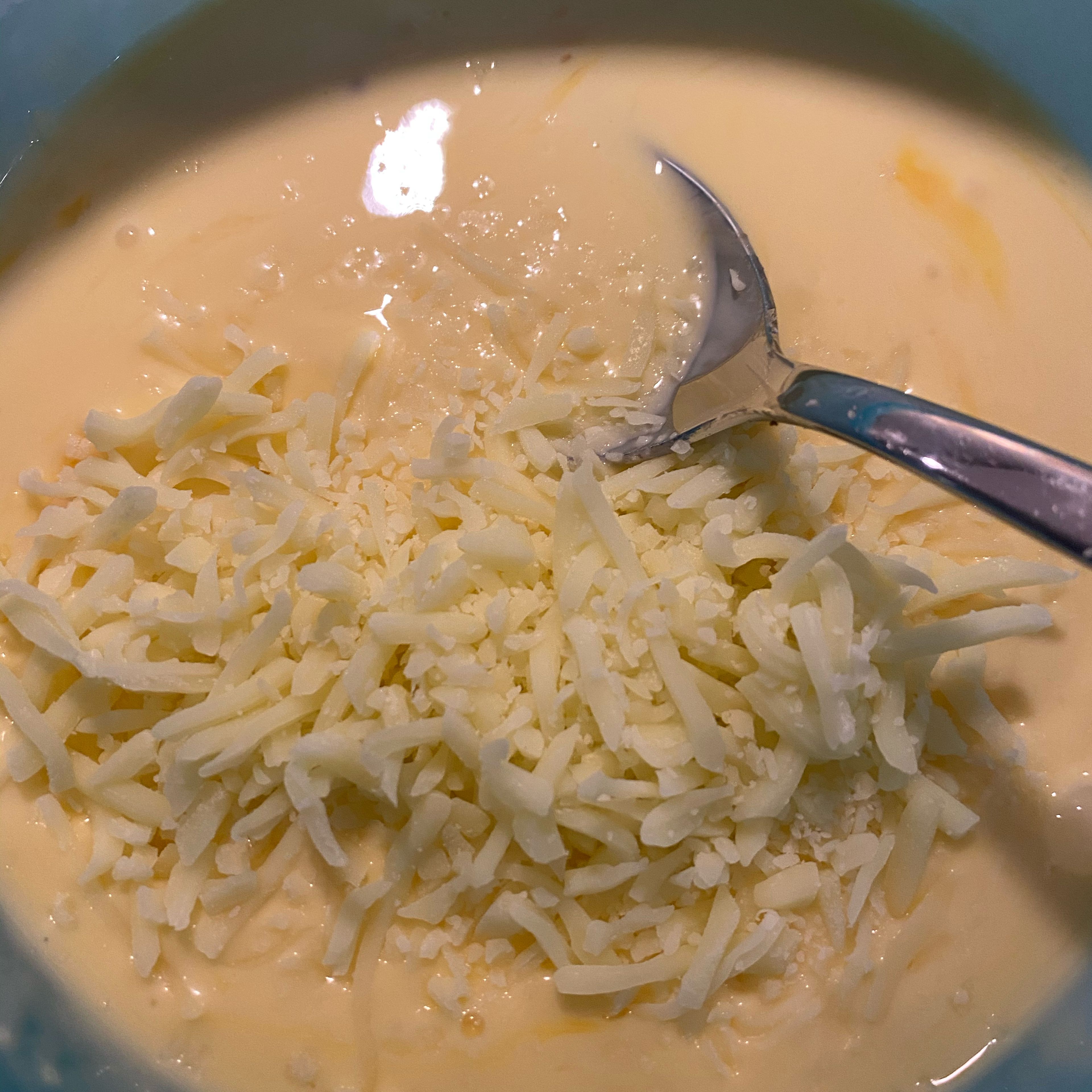 Für die „Soße“ alle Zutaten vermischen und den restlichen Käse mit unter die Masse heben. Sollte es eine zu dicke Masse sein, gerne noch einen Schuss Milch zugeben. Masse mit Salz & Pfeffer würzen.