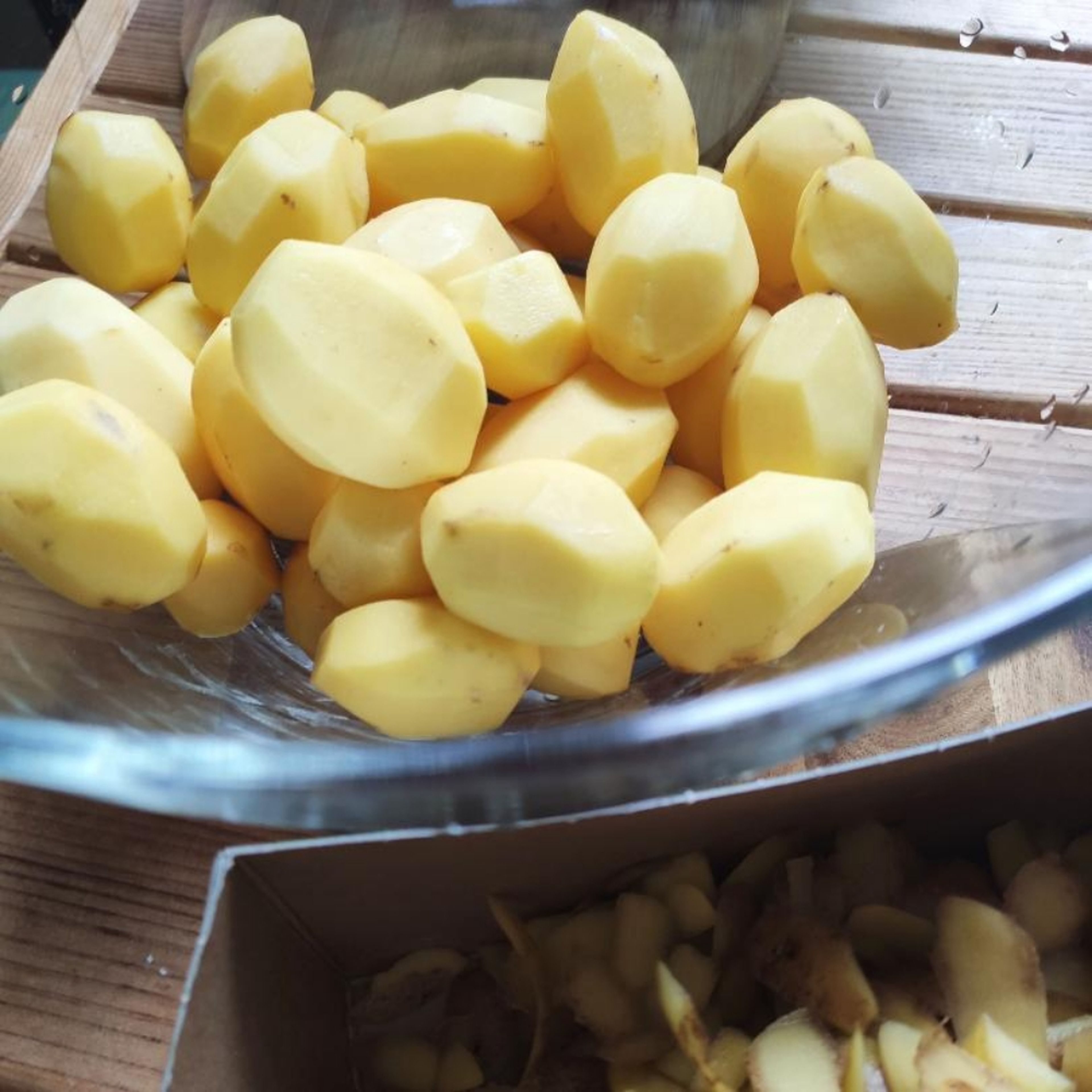 Kartoffeln schälen. Am besten eine etwas größere Kartoffelsorte nehmen - das macht weniger Arbeit.
