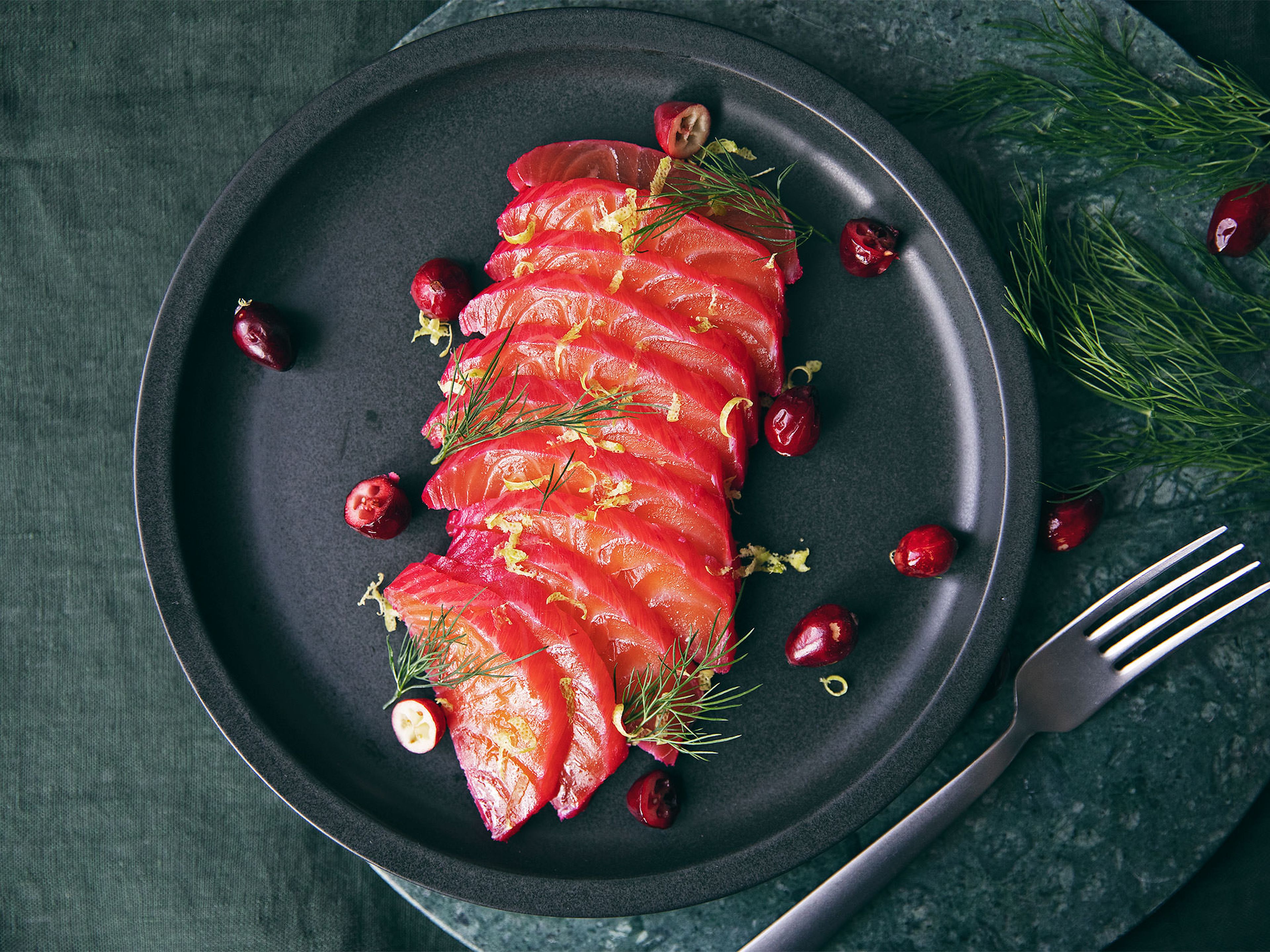 Gebeizter Lachs mit Cranberrys, Gin und Dill