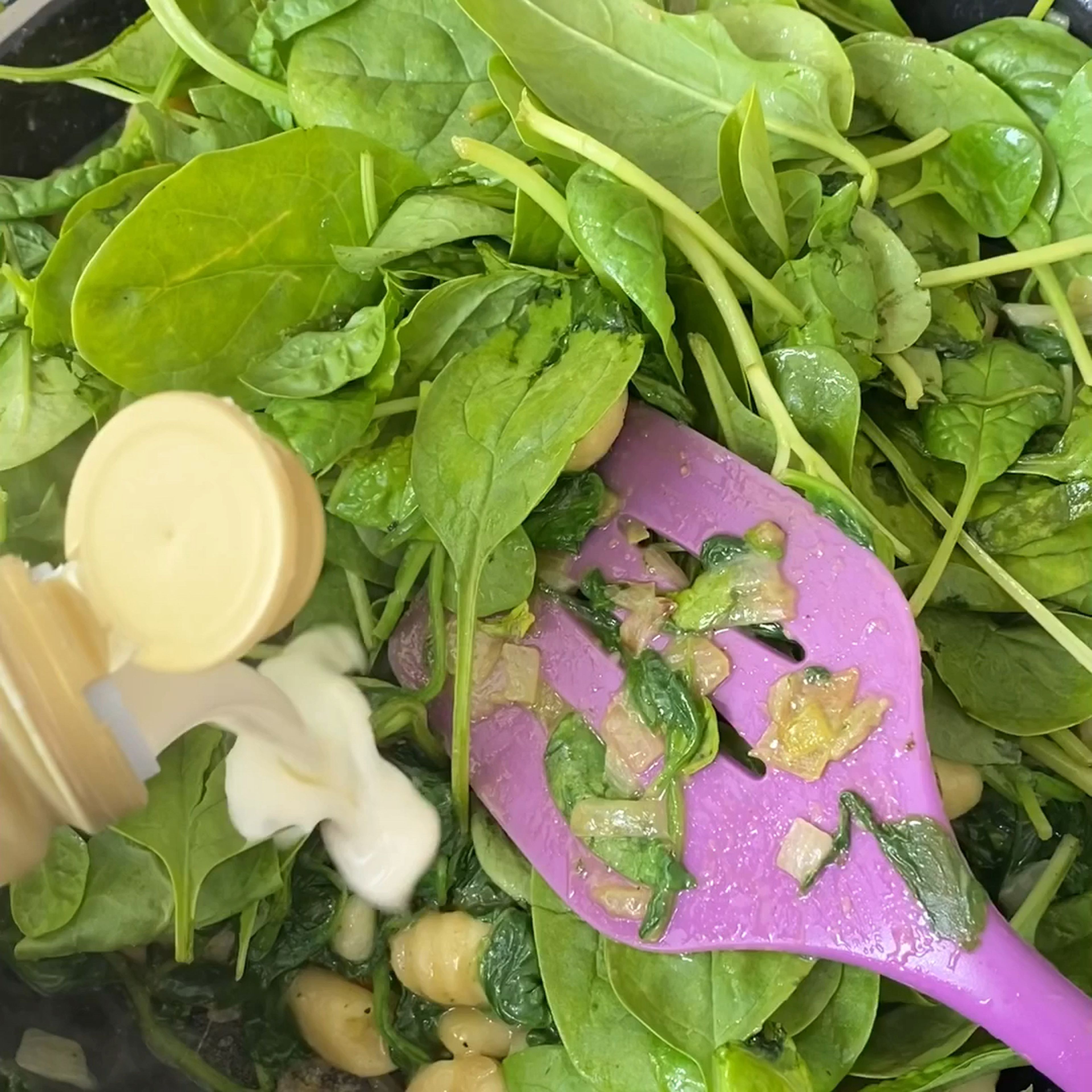 Wenn der ganze Spinat drinnen ist, den Mozerella in Scheiben dazu geben und unterrühren. Dann nur noch mit Salz, Pfeffer, Knoblauch, Gemüsebrühe, ect.. würzen. Fertig!