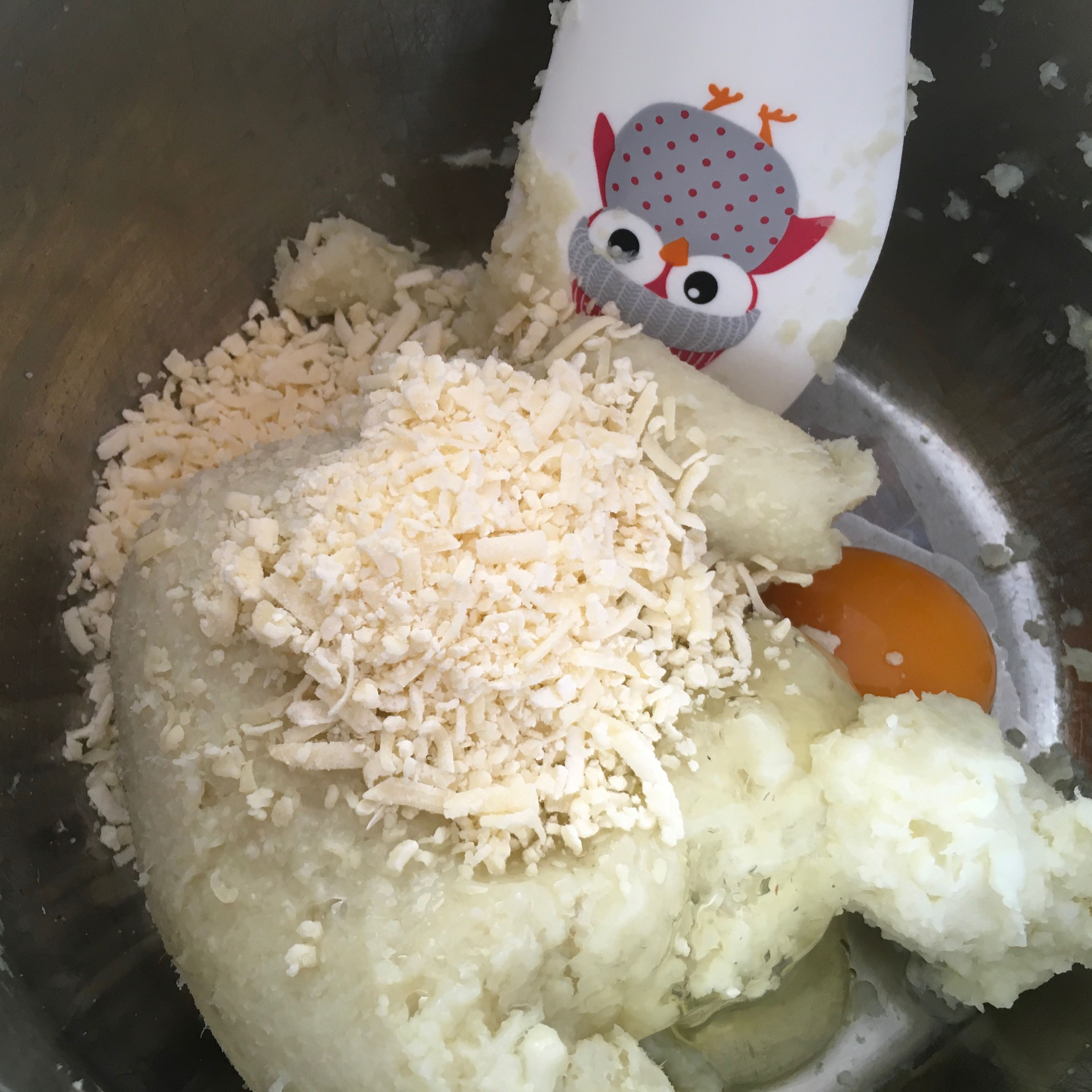 Gib den Käse und das Ei hinzu und vermische alles gut. Schmecke das ganze mit Salz und Pfeffer ab.
