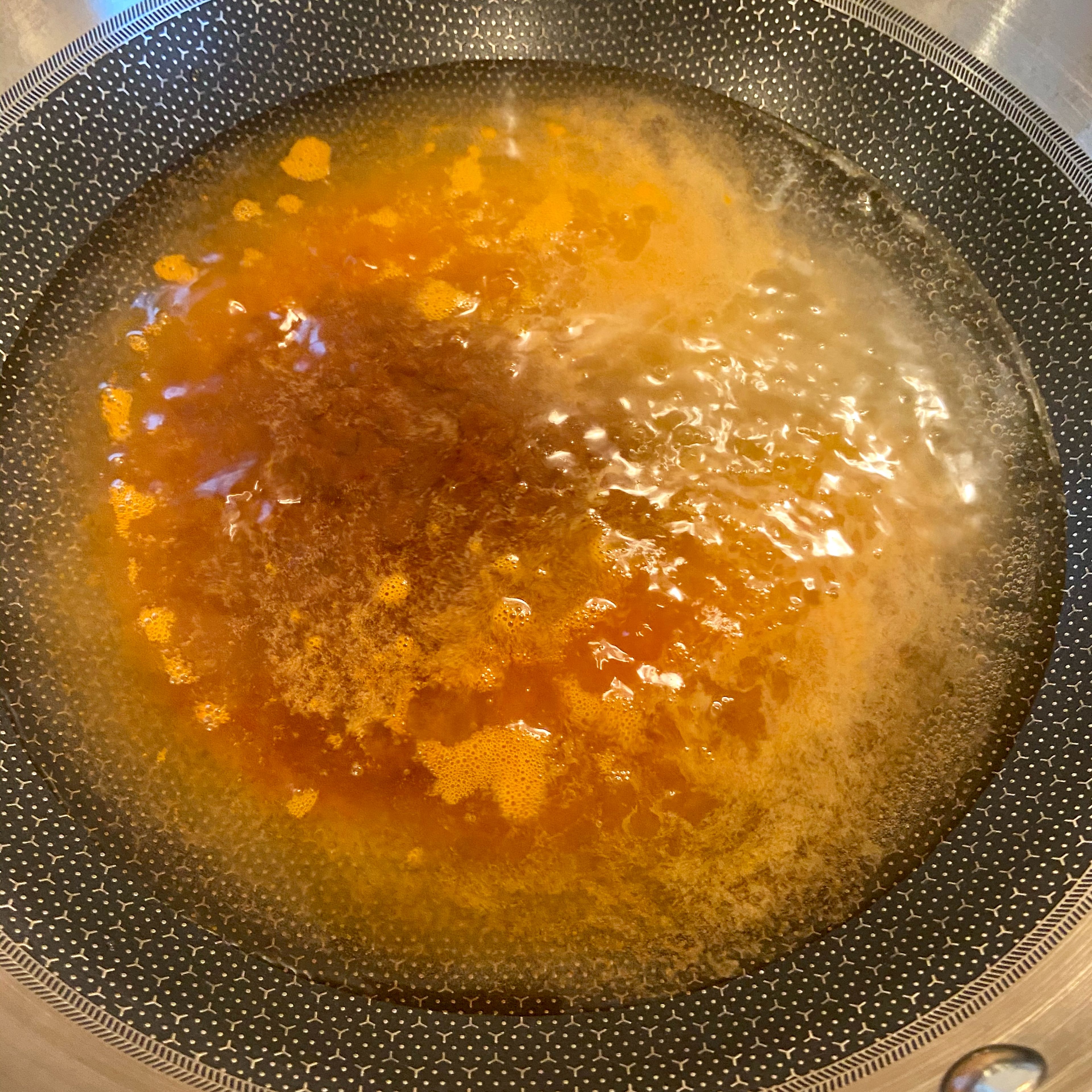 Wasser in einem Wok erhitzen und den Chili-Zucker-Mix hinzufügen, gemeinsam aufkochen und 1-2 Minuten simmern lassen.