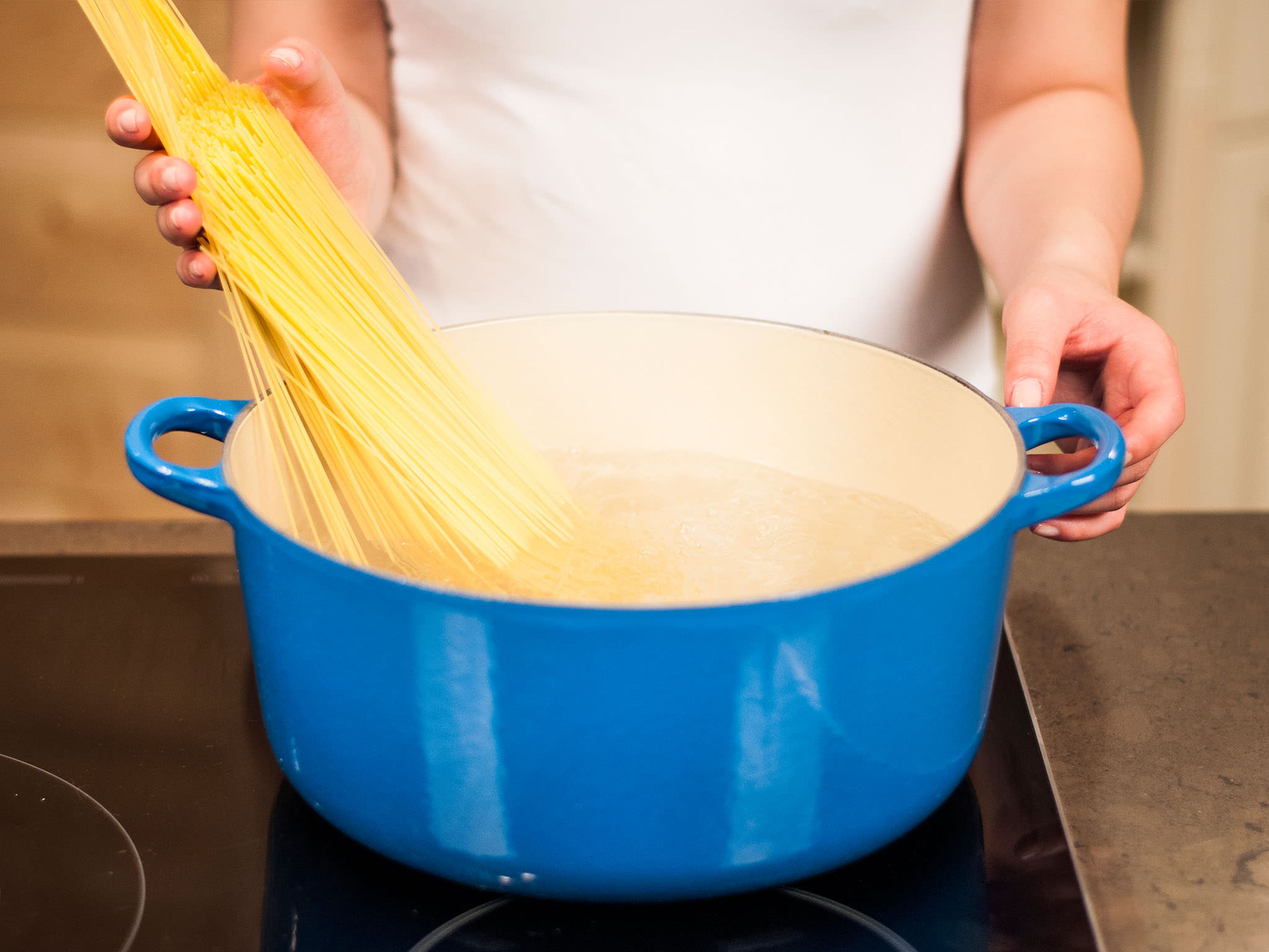 Pasta in reichlich siedendem Salzwasser nach Packungsanweisung ca. 5 – 7 Min. al dente kochen. Anschließend abgießen, etwas Nudelwasser auffangen und beiseitestellen.