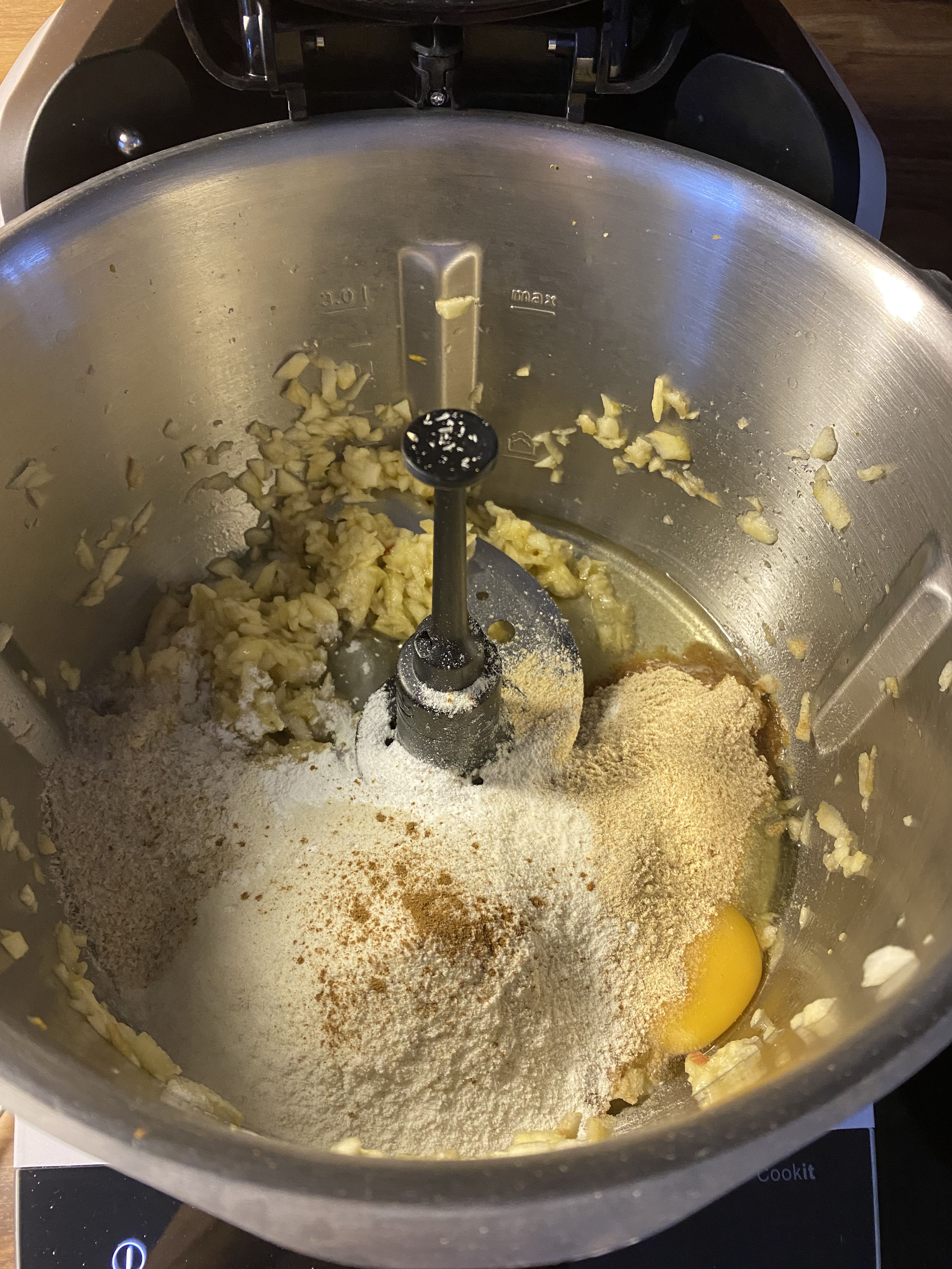 Mehl einwiegen, Hafermlich einwiegen, Ei  und Backpulver zugeben.  Den Deckel schließen, Messbecher einsetzen und die Zutaten (Universalmesser | Stufe 6 | 20 Sek.) vermengen.