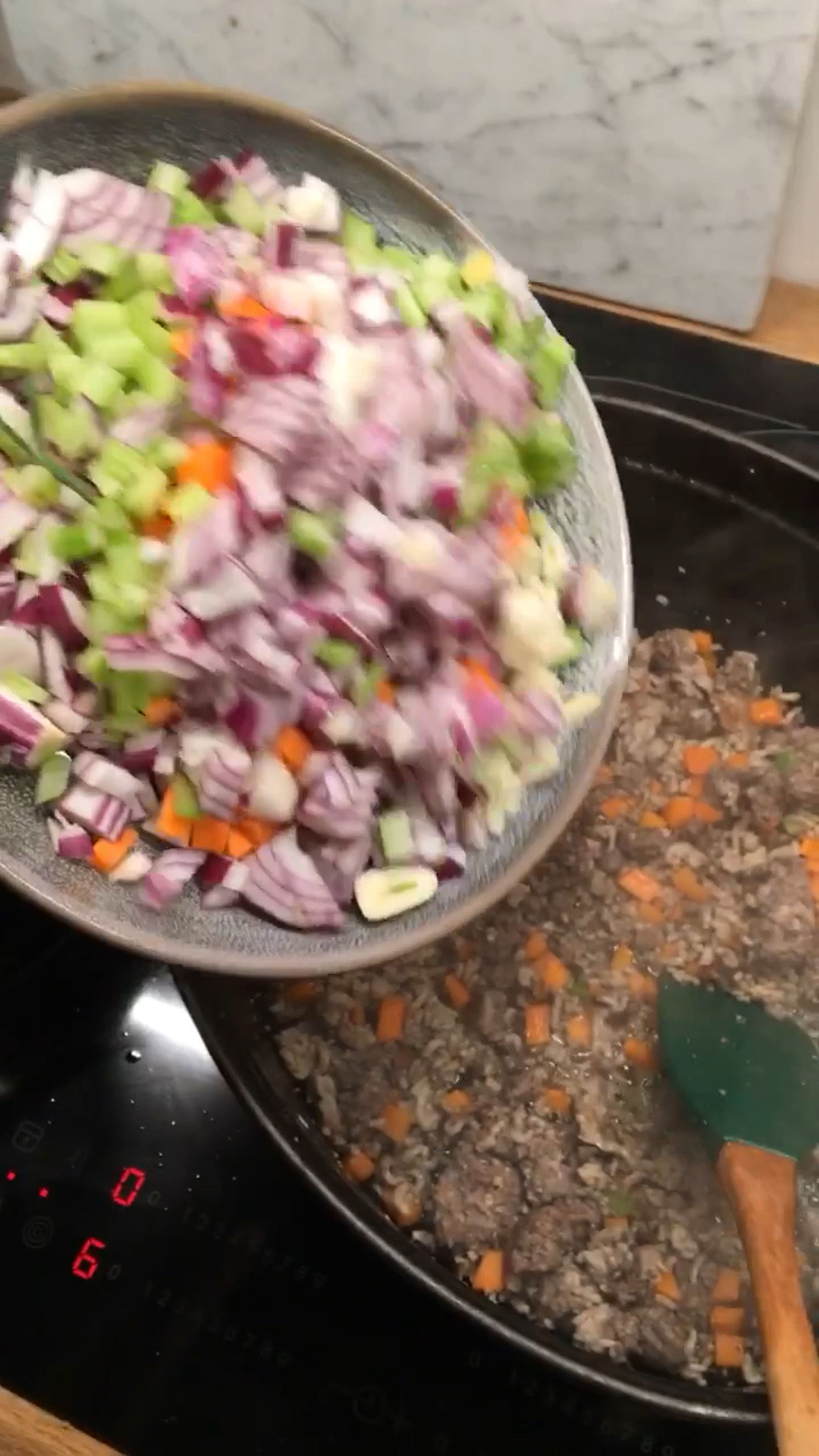 Gewürfelte Karotten, Staudensellerie, Zwiebeln und Knoblauch hinzufügen und mit anschwitzen. 🥕