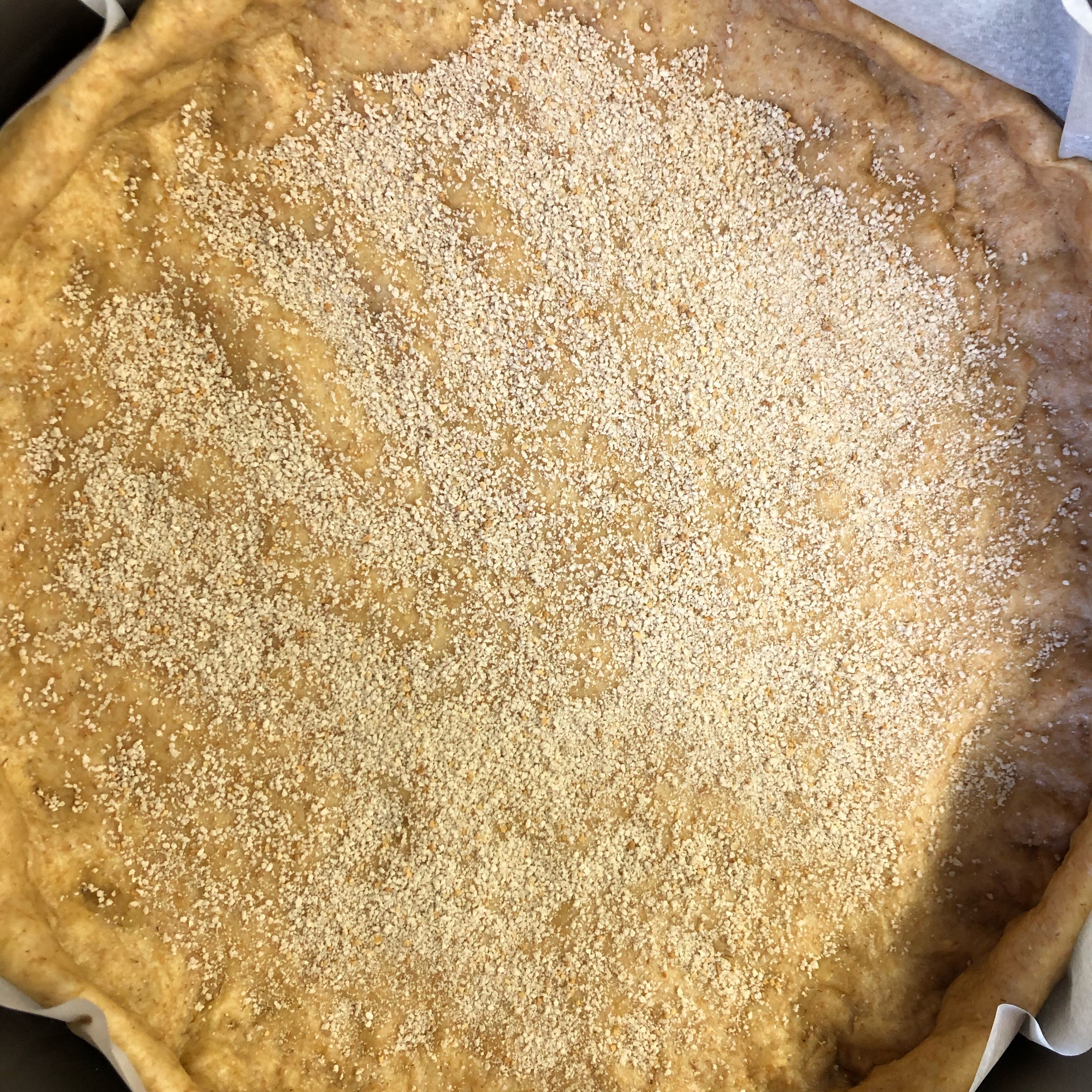 Teig in gefetteter Springform auslegen, 2cm hohen Rand formen. Teigboden mit Paniermehl bestreuen. Zwiebelmasse mit Guss vermengen und auf Teig verteilen. 25-35 Min backen.