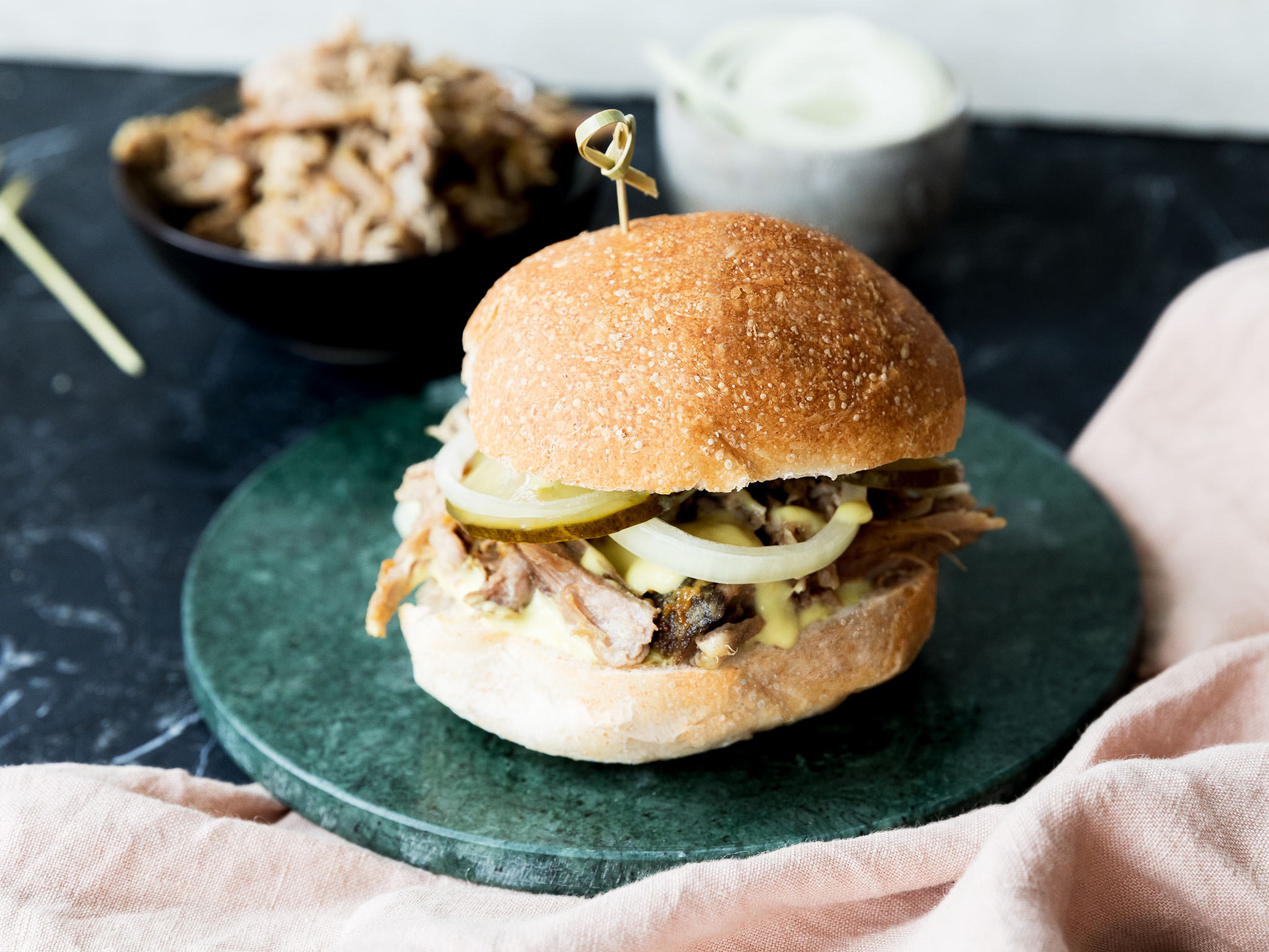 Pulled Pork Burger mit Honig-Senf-Sauce | Rezept | Kitchen Stories