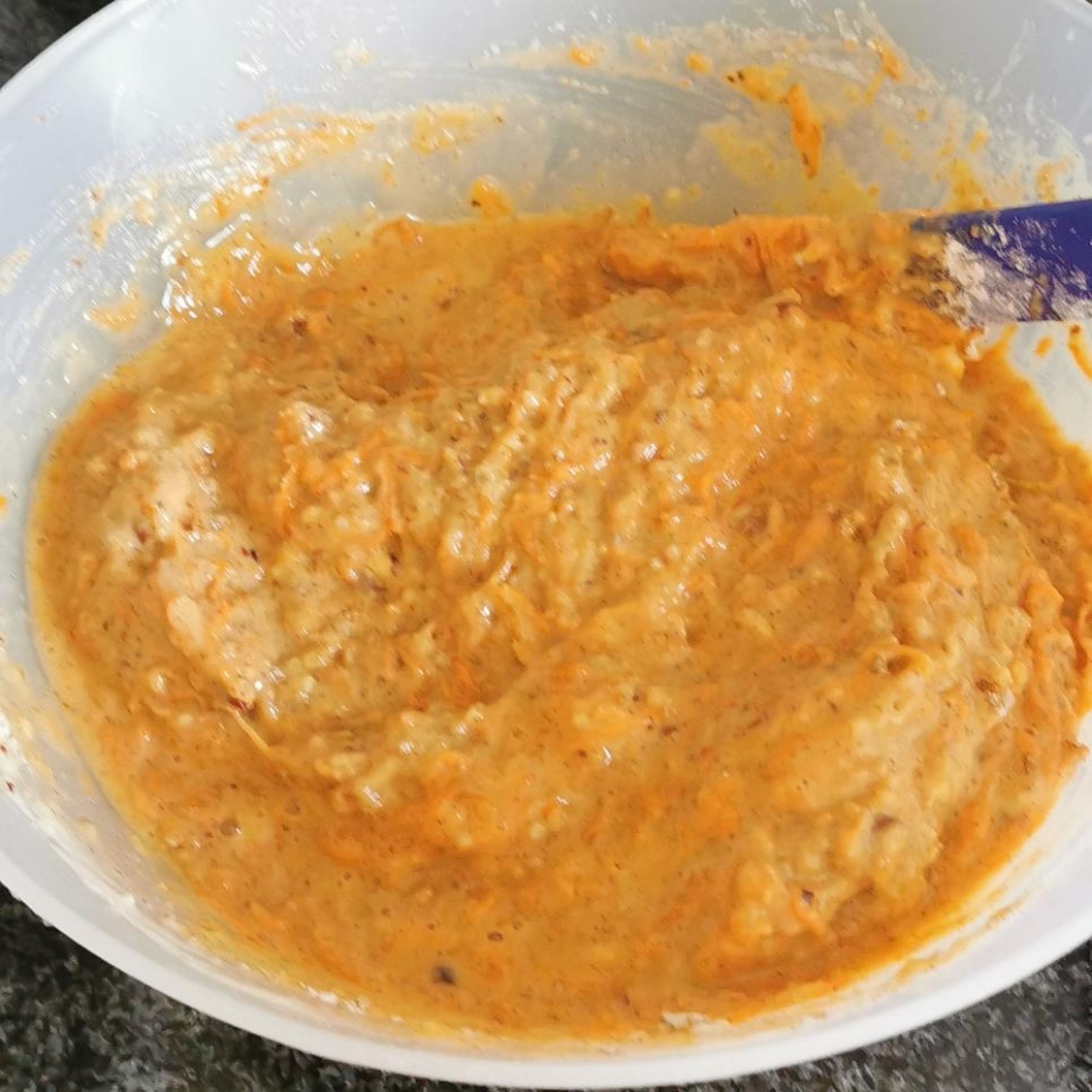 Karotten fein reiben und zur Mischung geben. Joghurt und Salz dazu geben und kurz unterrühren. Backofen auf 185 Grad Umluft vorheizen.