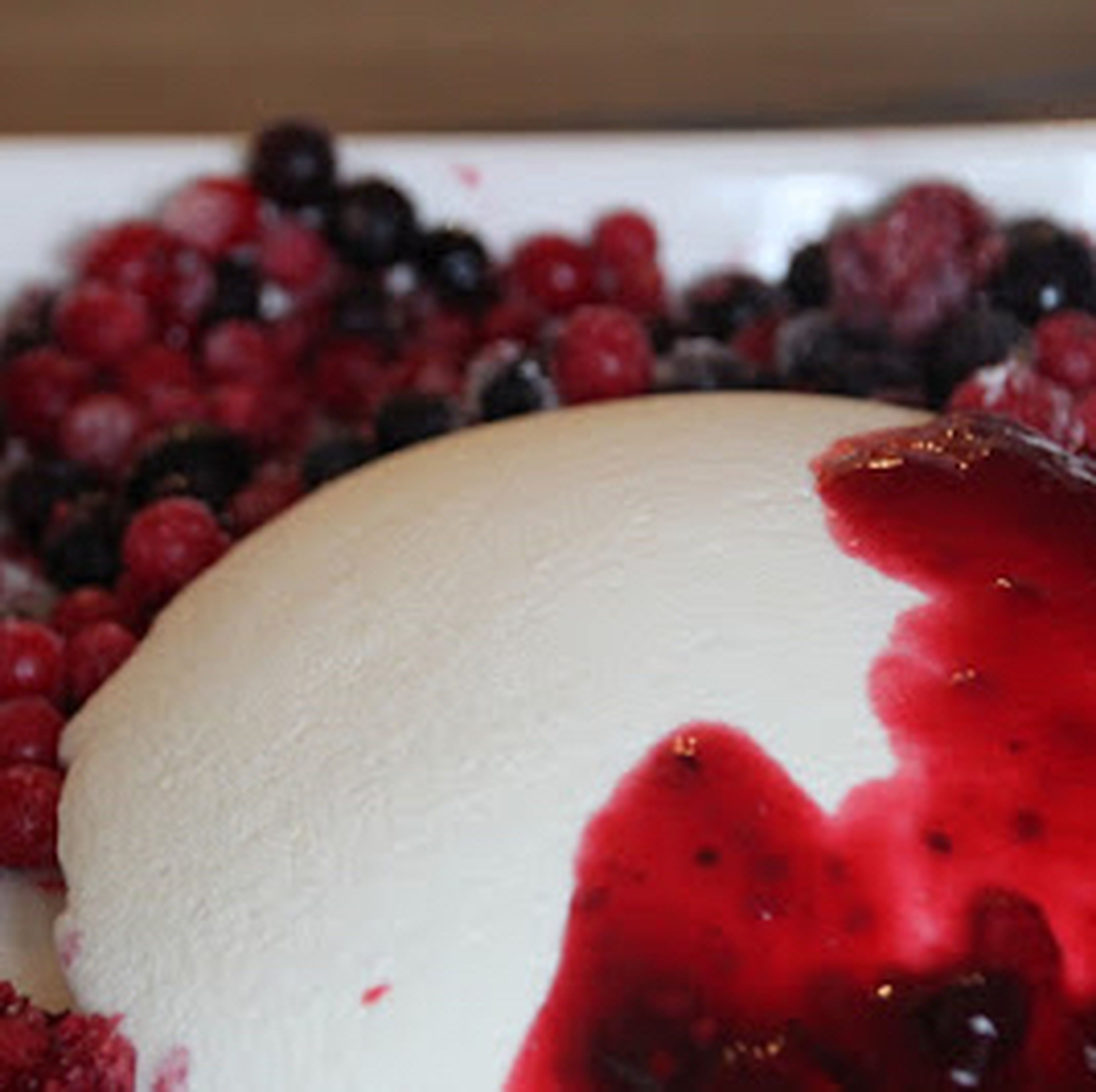 Ihr gießt die Beeren über die Joghurtbombe. Ich verwende am liebsten gefrorenes Waldbeerenfrüchte, die ich vorher aufgetaut hab.