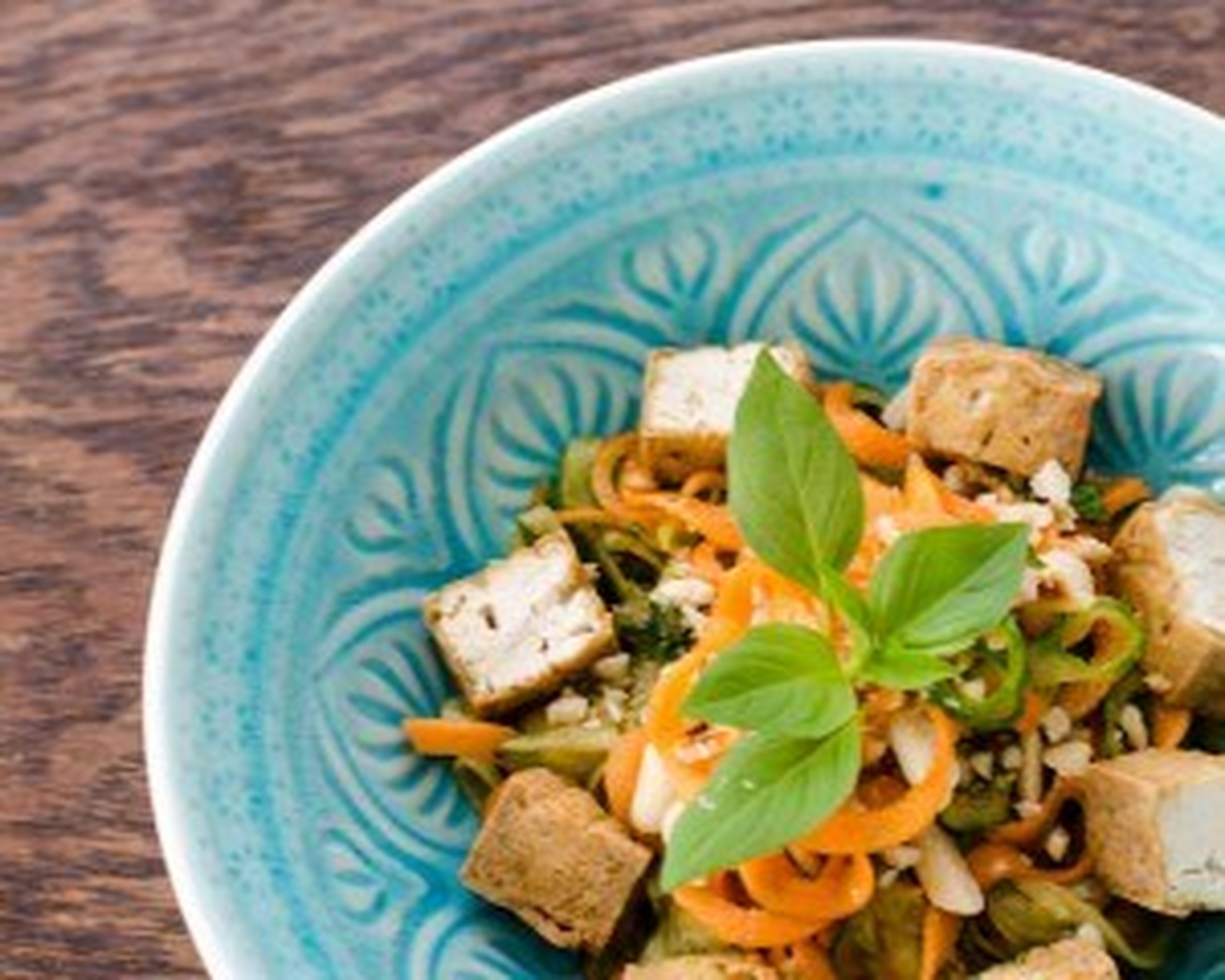 Pad thai salad with fried tofu