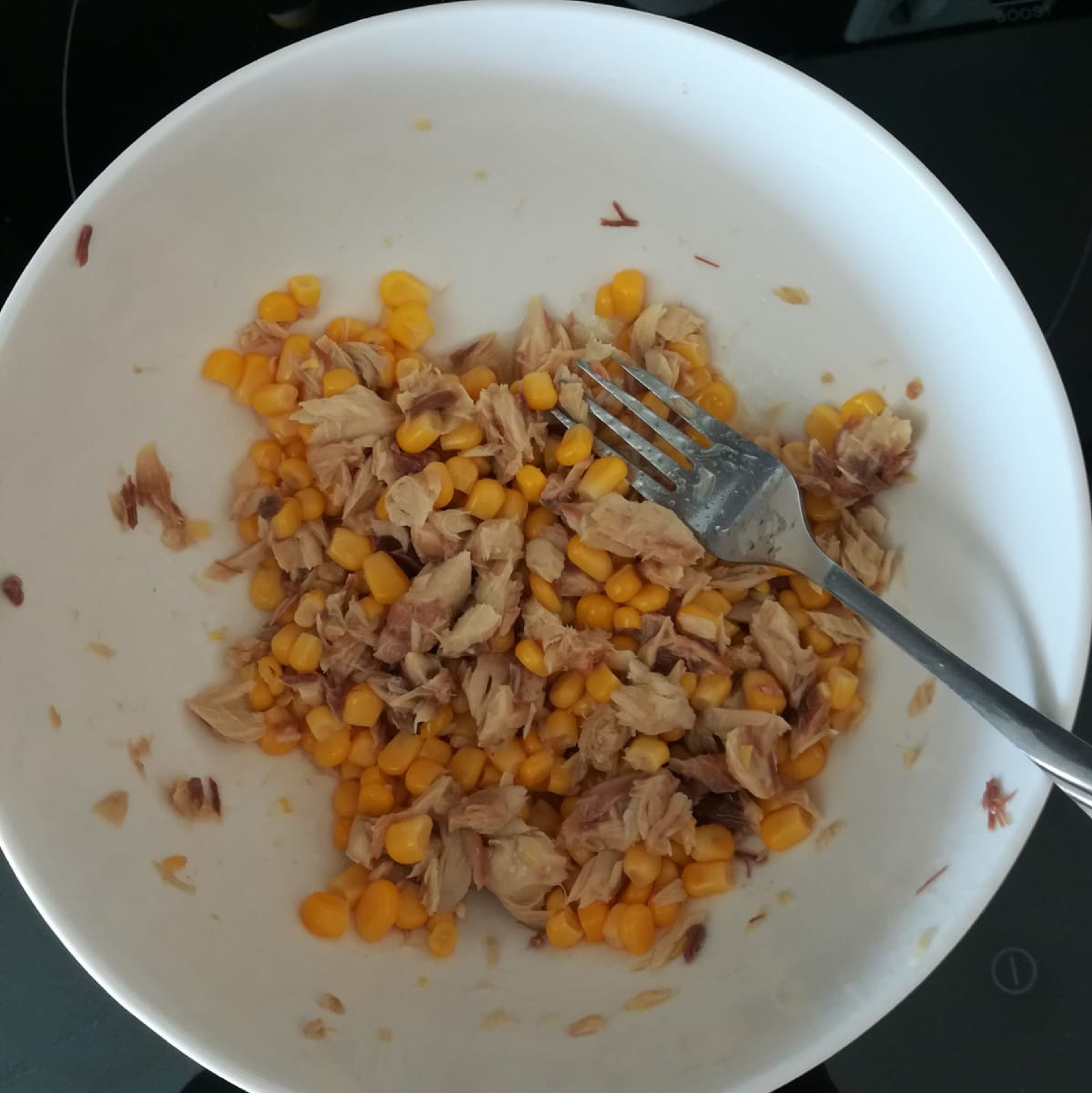 Mix sweet corn and sardine in a bowl