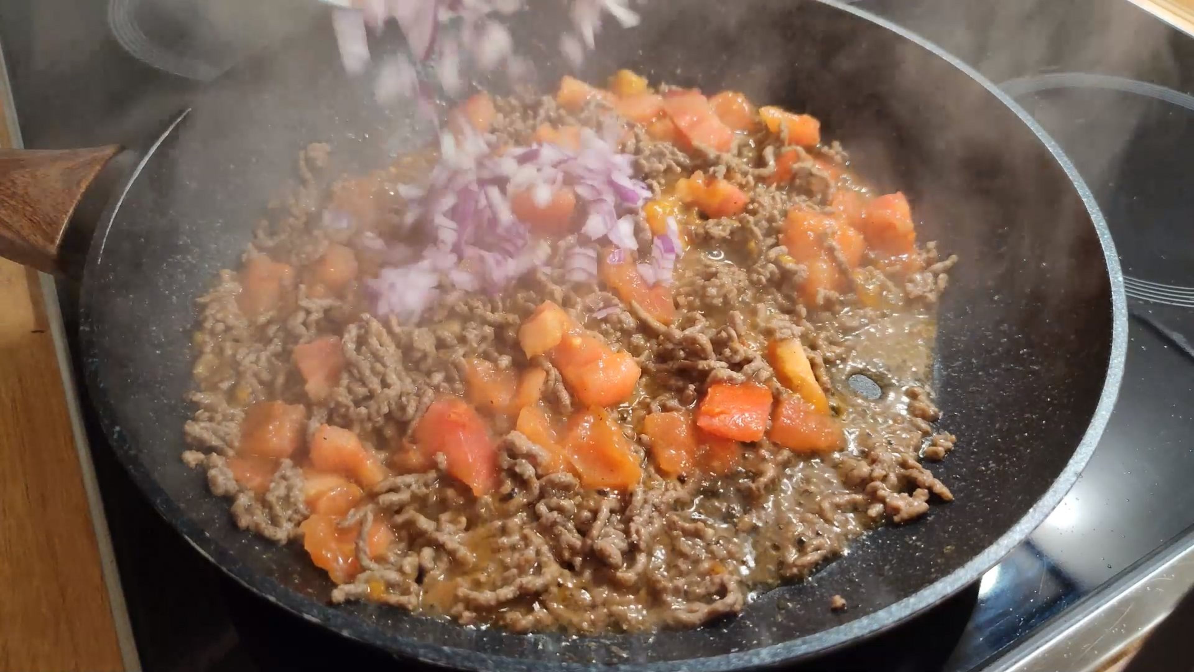 Das Hackfleisch in Olivenöl anbraten. Die gestückelten Tomaten und die Zwiebel dazu geben. Mit Salz und Pfeffer würzen.