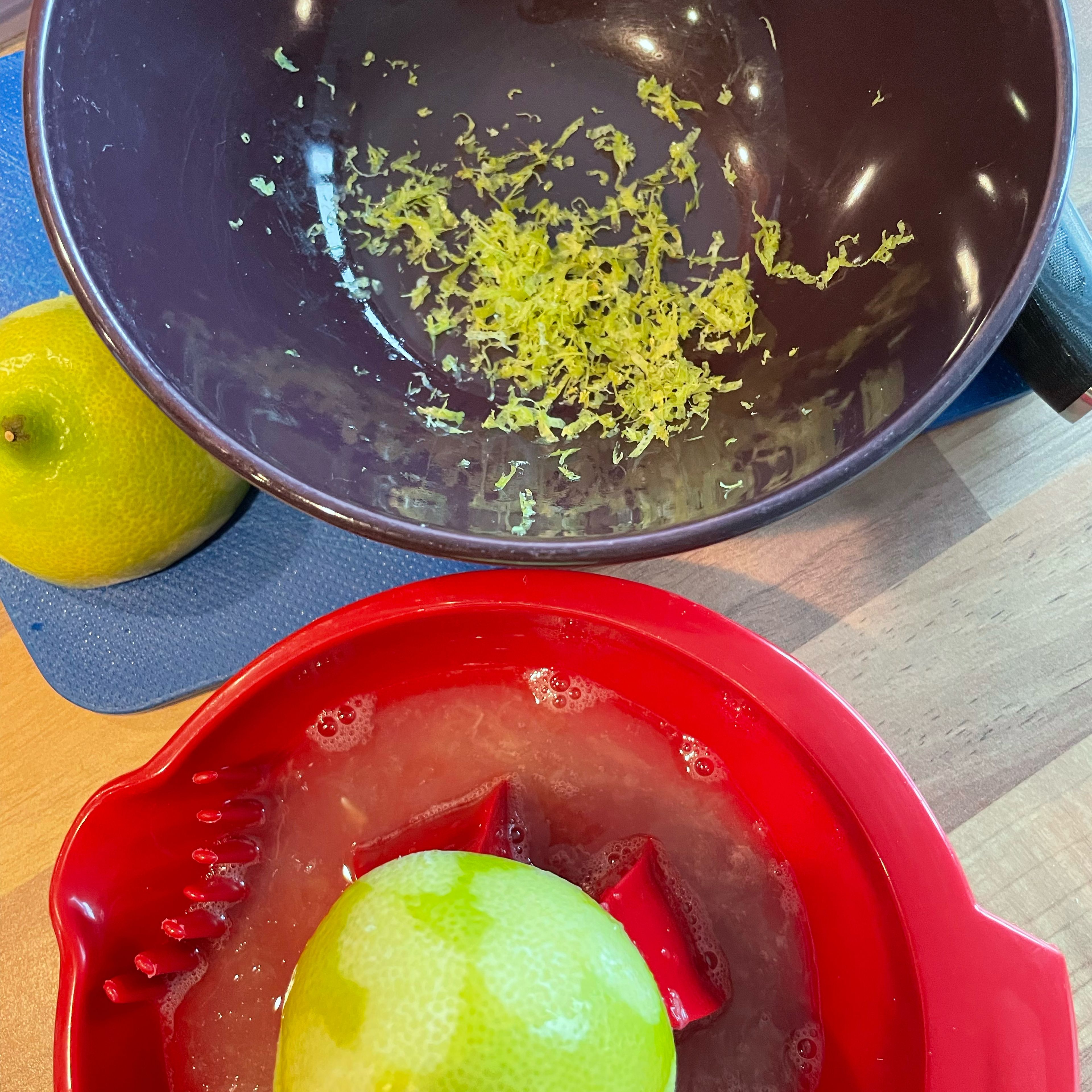 In der Zwischenzeit Schale von der Zitrone abreiben und den Saft auspressen. Schnittlauch waschen und in feine Ringe schneiden