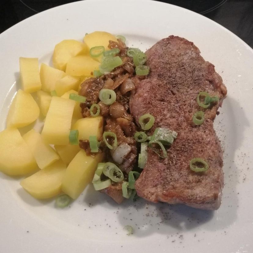Kalbskoteletts mit Kartoffeln und Kahlua-Zwiebel-Sauce