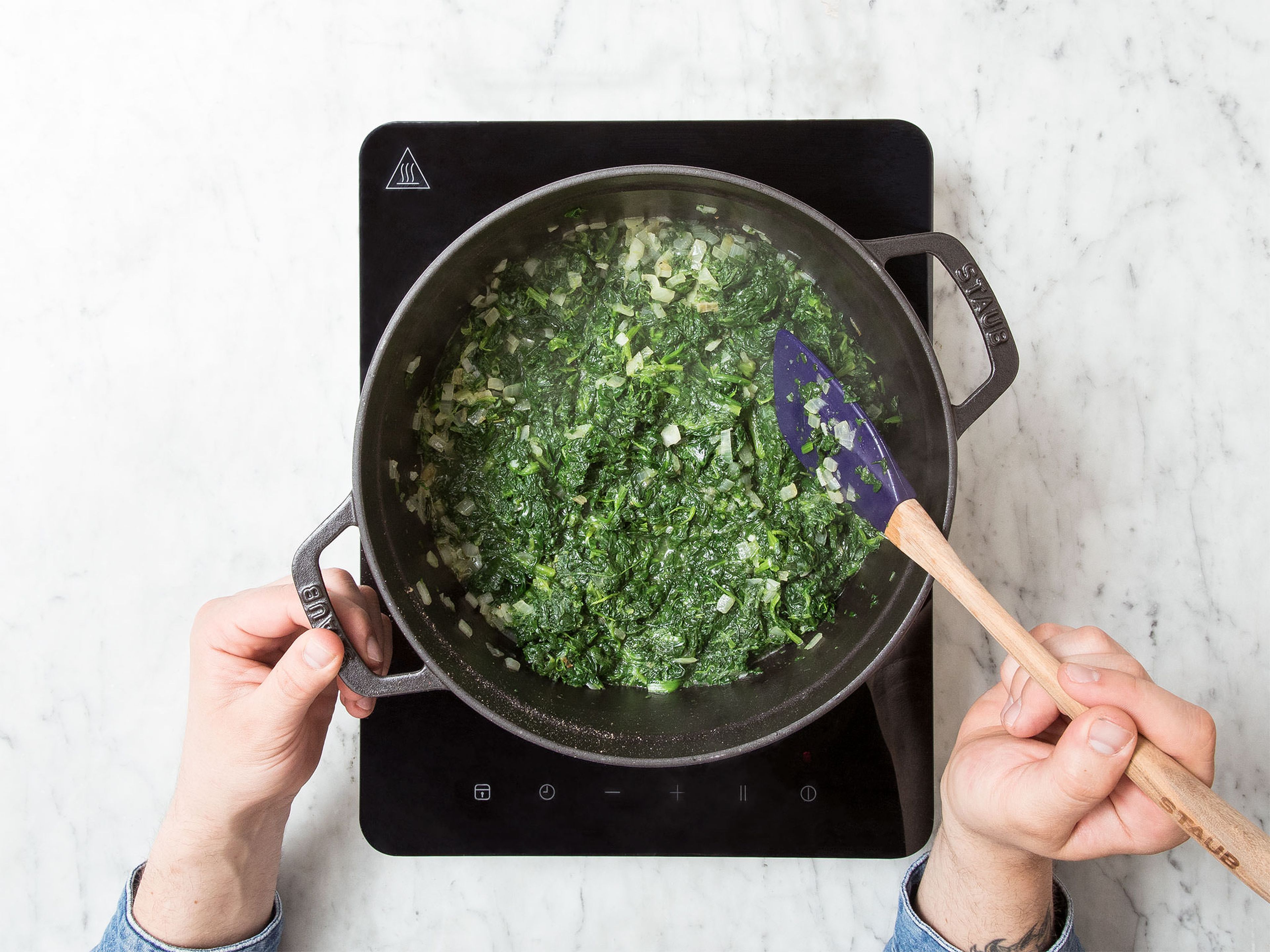 Peel and finely chop garlic and onions. Melt remaining butter in a large pot over medium heat and fry garlic and onions for approx. 2 min. Add frozen spinach and let simmer until the spinach is defrosted and soft. Season with salt, pepper, nutmeg, and sugar to taste.