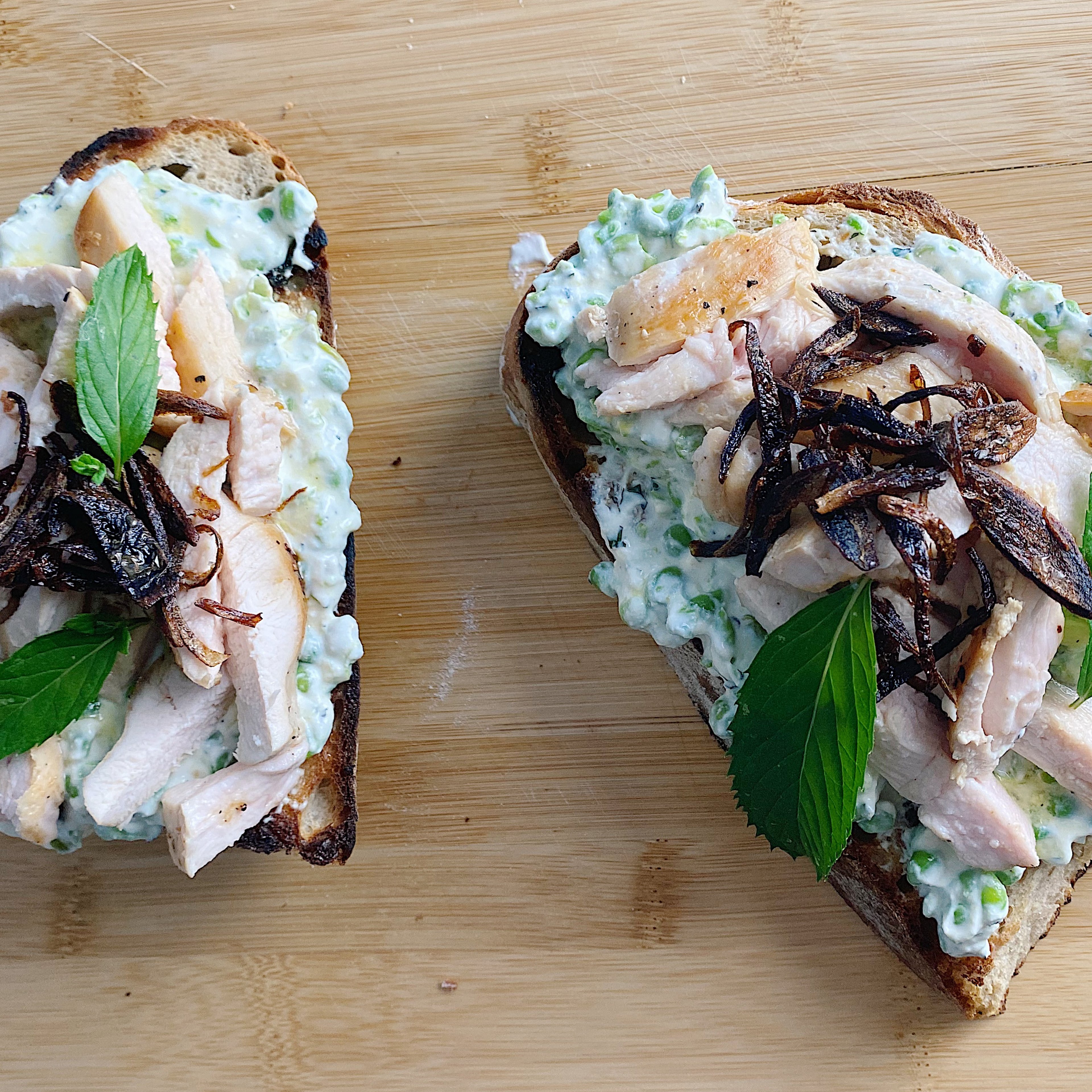 Toast with chicken and ricotta cream💚