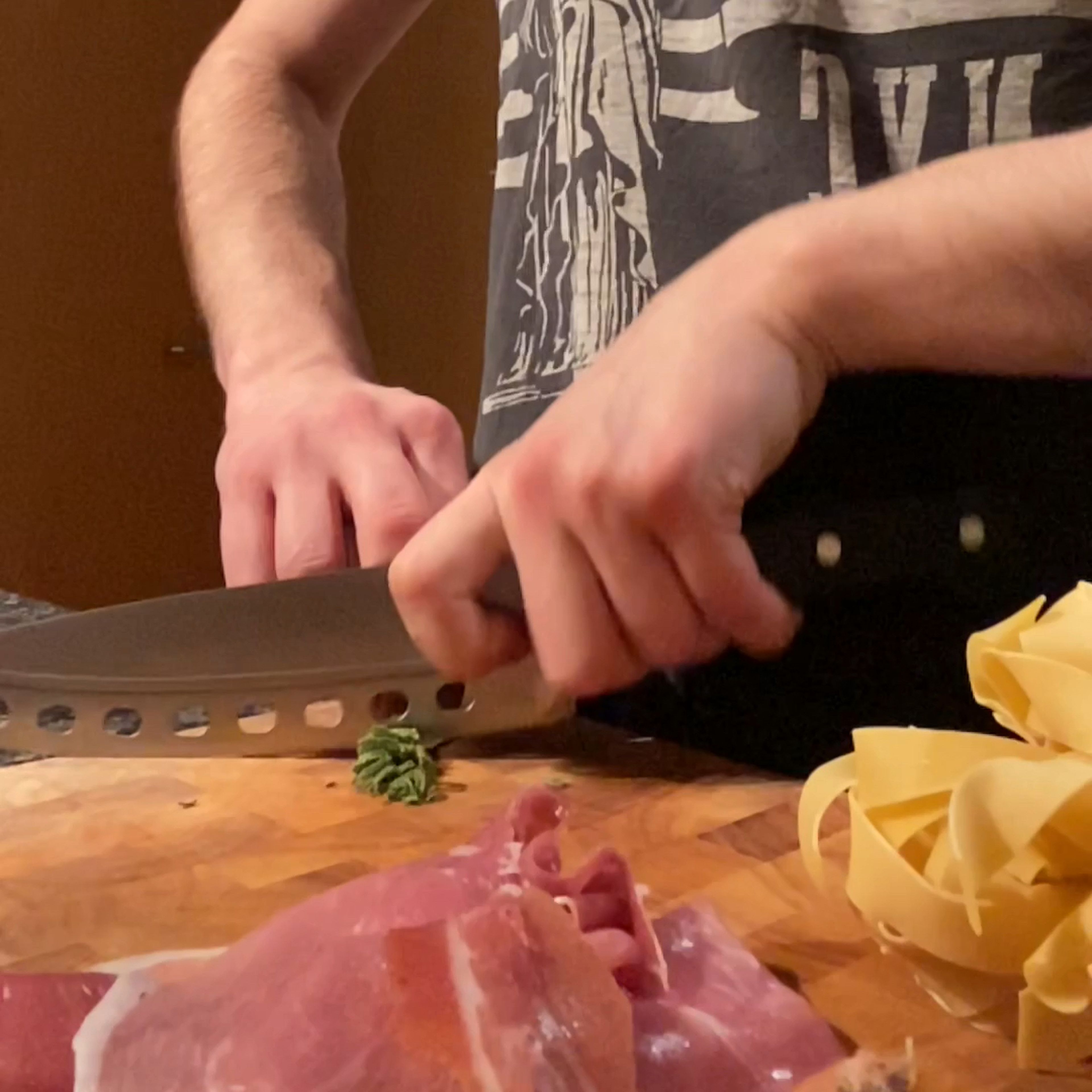 Im Chiffonade-Schnitt schneiden.