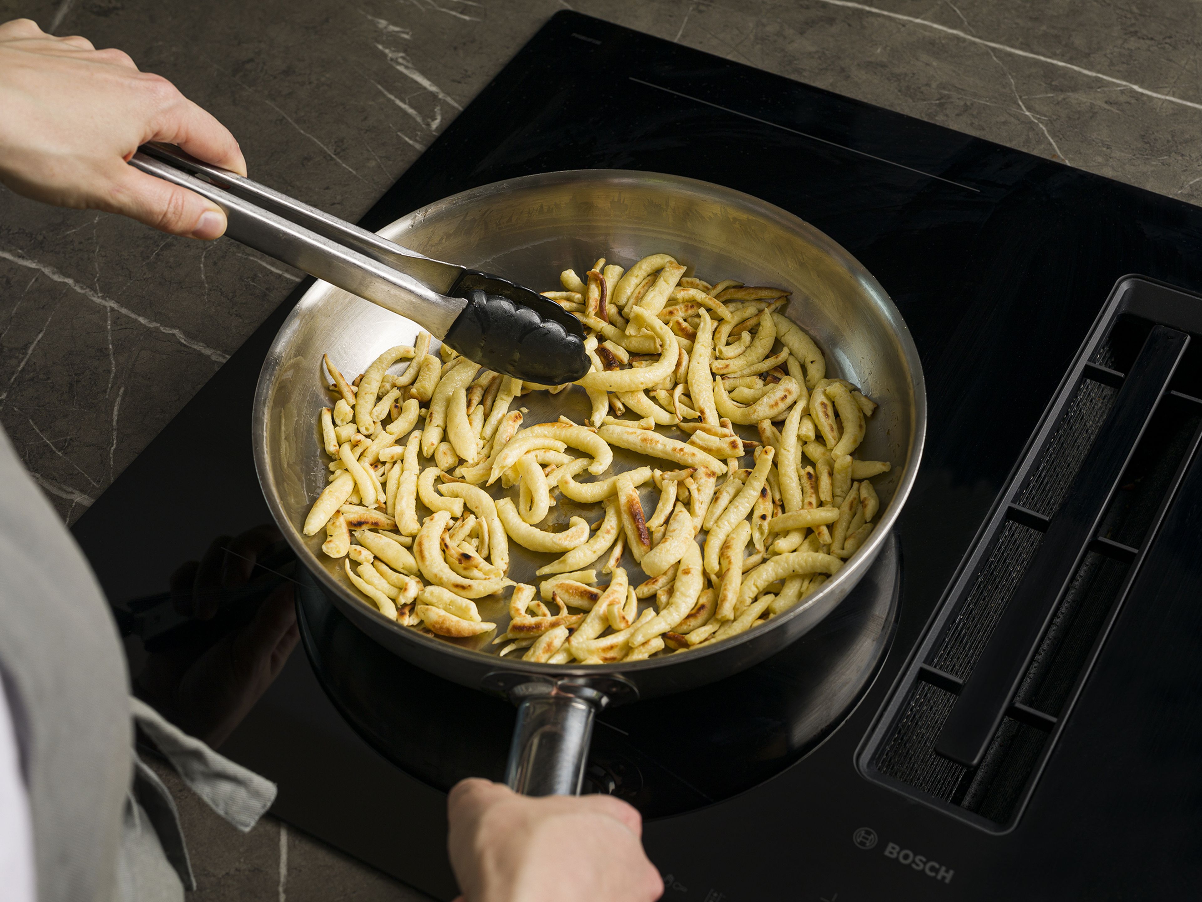Heat the remaining oil in a pan and fry spätzle over high heat for approx. 4–5 min. until crispy and golden brown. Remove from the pan.