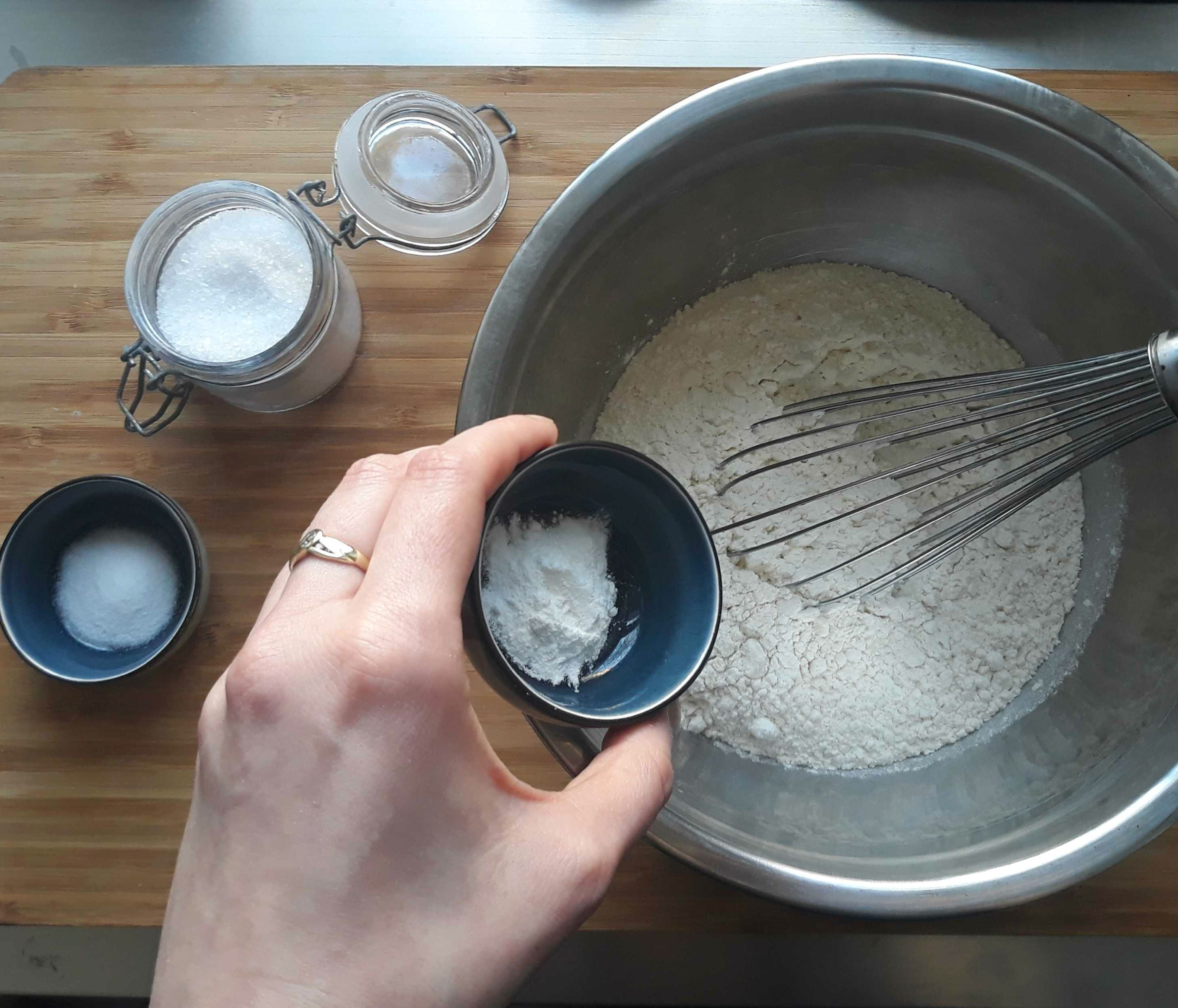 Mehl, Salz, Backnatron und Backpulver vermischen. Butter-Zucker-Mischung zugeben und alle gut vermengen. Teig kurz kühl stellen.