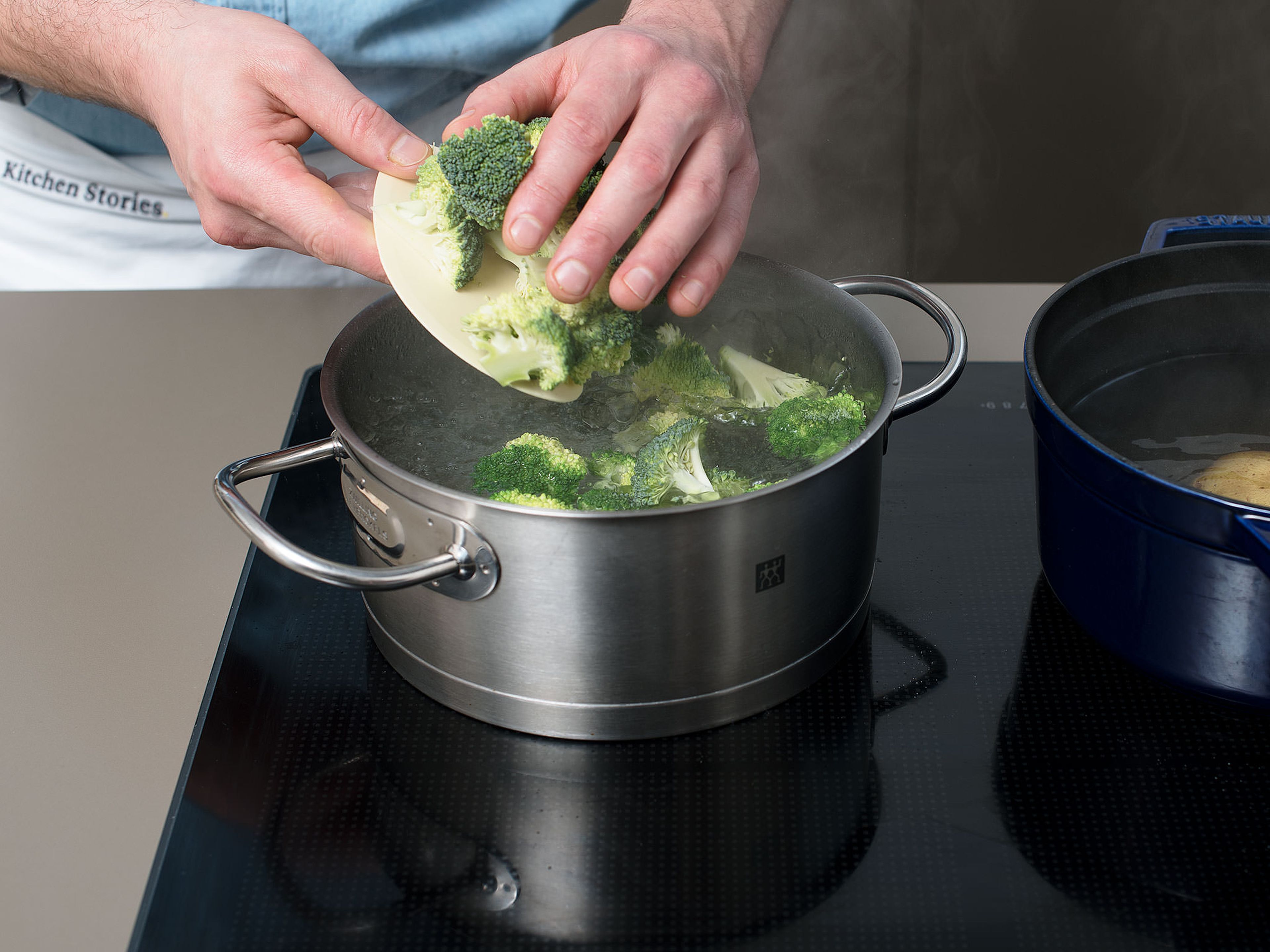 Einen zweiten Topf mit Wasser zum Kochen bringen. Brokkoliröschen vom Stängel schneiden und ca. 3 Min. köcheln bis sie bissfest sind. Unter kaltem Wasser abspülen und trocken tupfen.