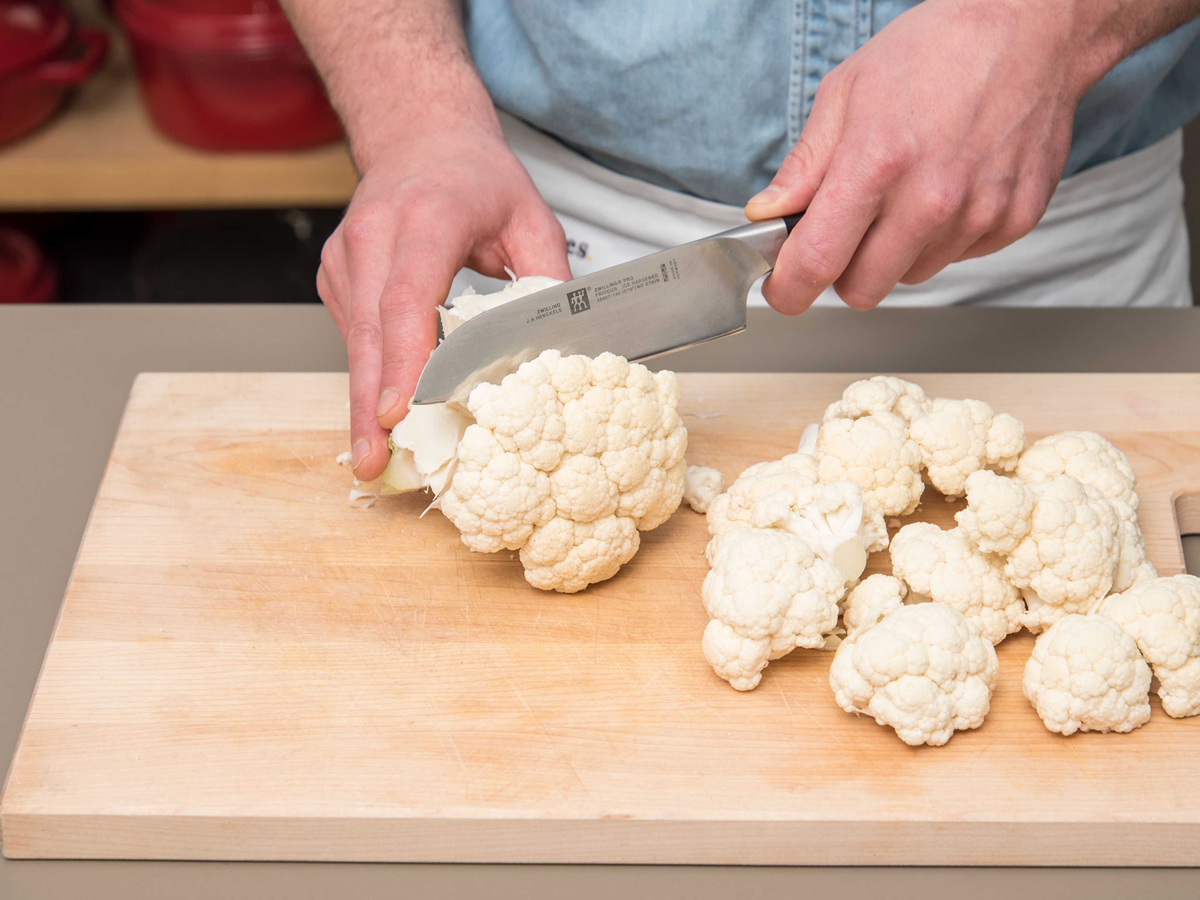 Preheat the oven to 180°C/360°F. Bring water to a boil and salt generously. Cut the cauliflower into florets and cook in salted boiling water for approx. 4 - 5 min. Strain califlower into colander and drain.