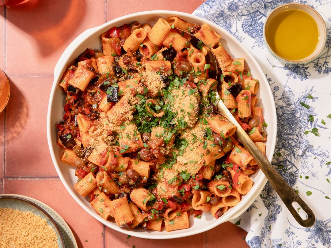 Caponata-Pasta mit knusprigem Parmesan-Topping