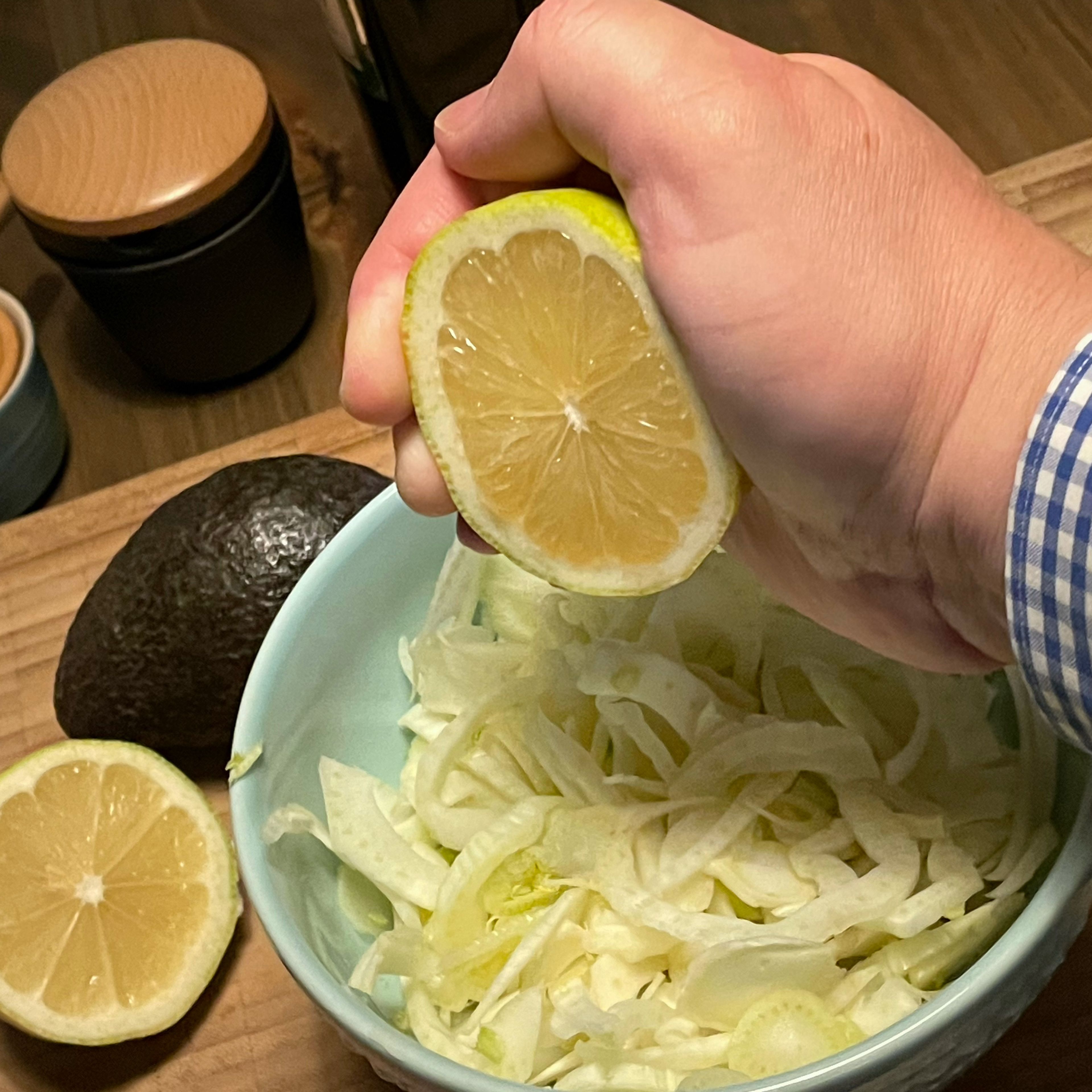 Nun 1/2 TL Salz und 1 EL frisch gepressten Zitronensaft hinzugeben, gründlich durchmischen und einige Minuten ziehen lassen.