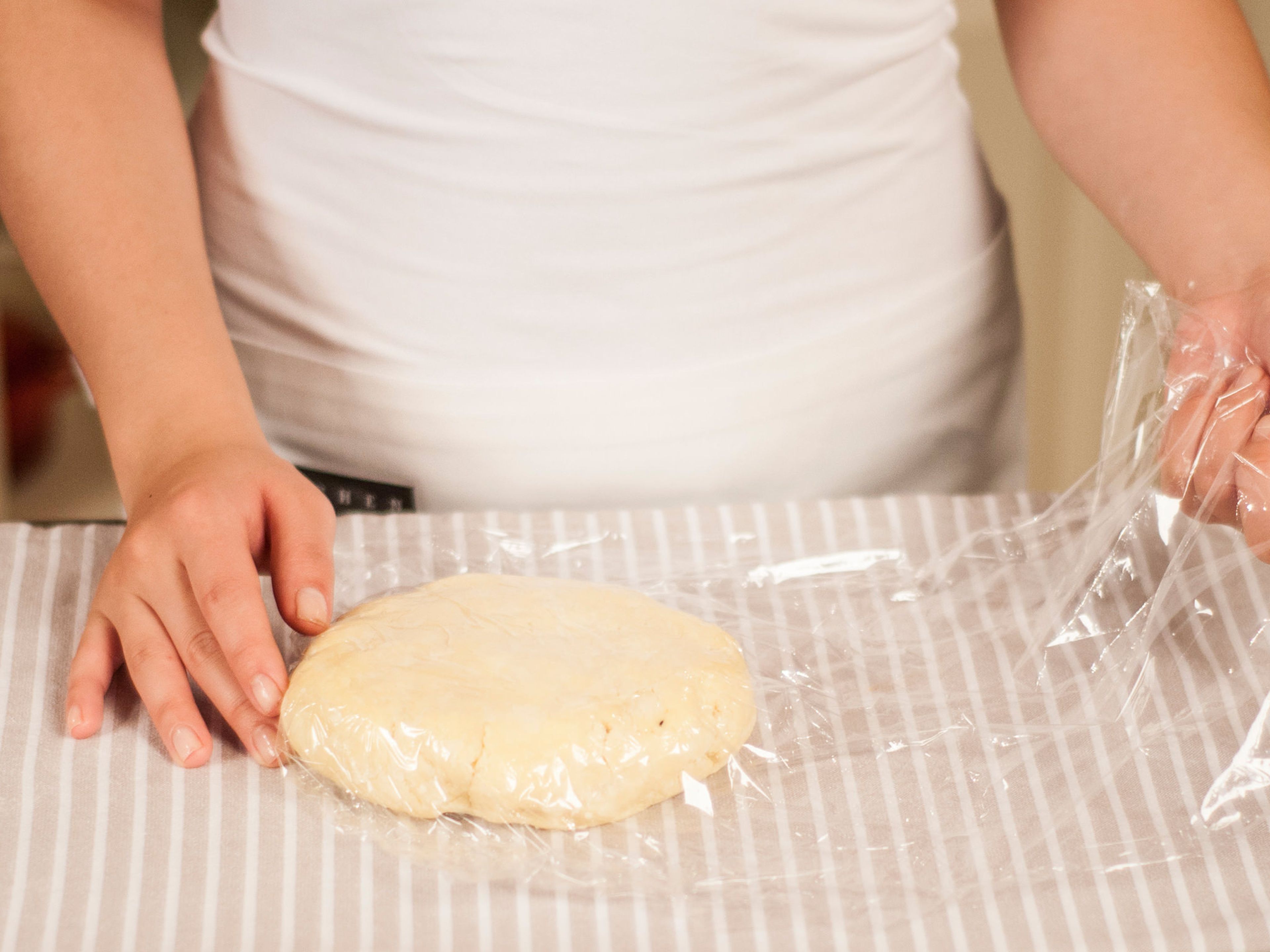 Wrap dough in plastic wrap and cool for approx. 30 – 35 min. Preheat oven to 200°C/ 400°F.