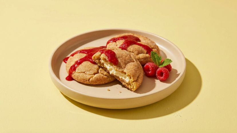 Cremige Käsekuchen-Kekse mit fruchtigem Himbeer-Topping