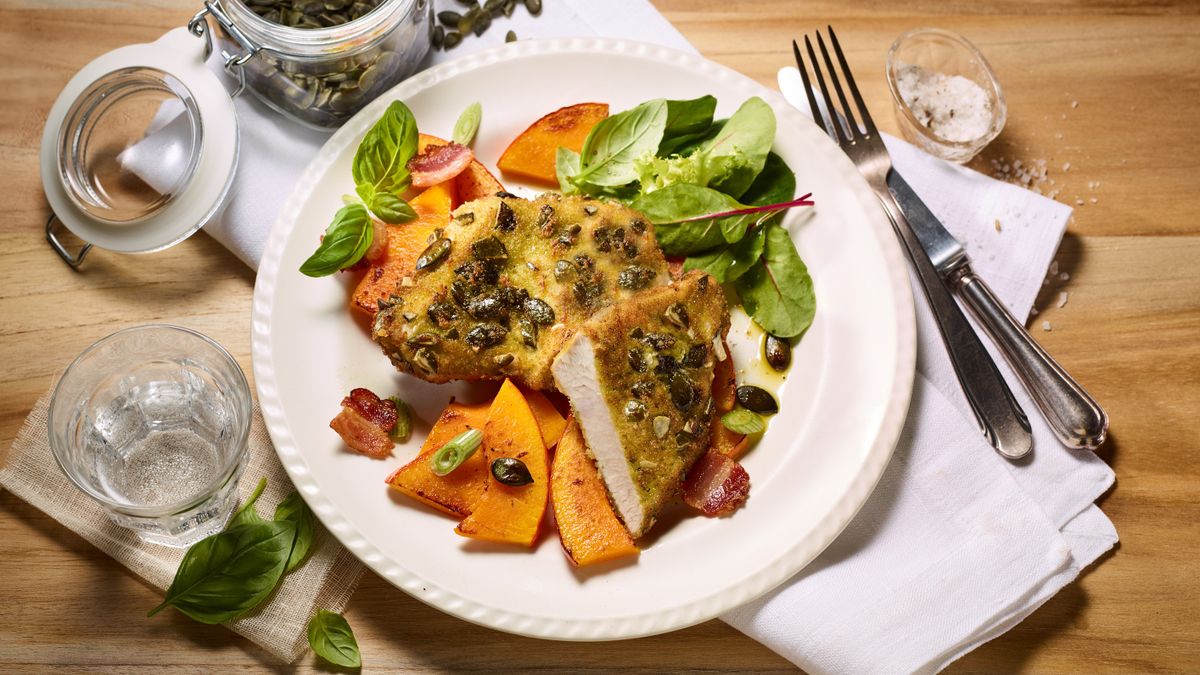 Putenknusperschnitzel mit Kürbisbratkartoffeln | Rezept | Kitchen Stories