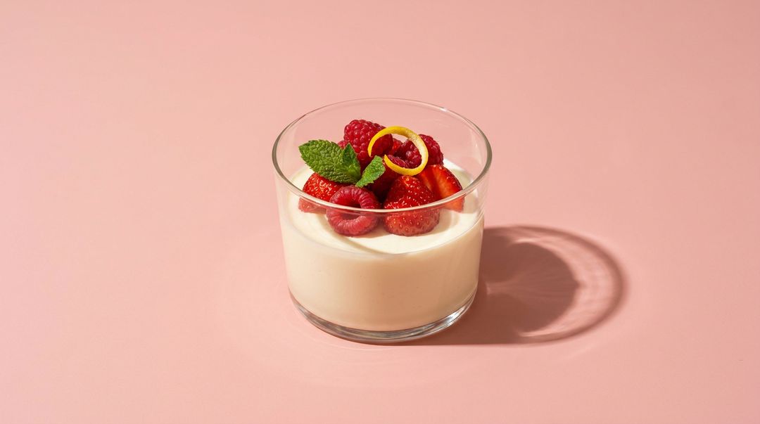 Leichte Holunderblütencreme mit Joghurt und Zitrone
