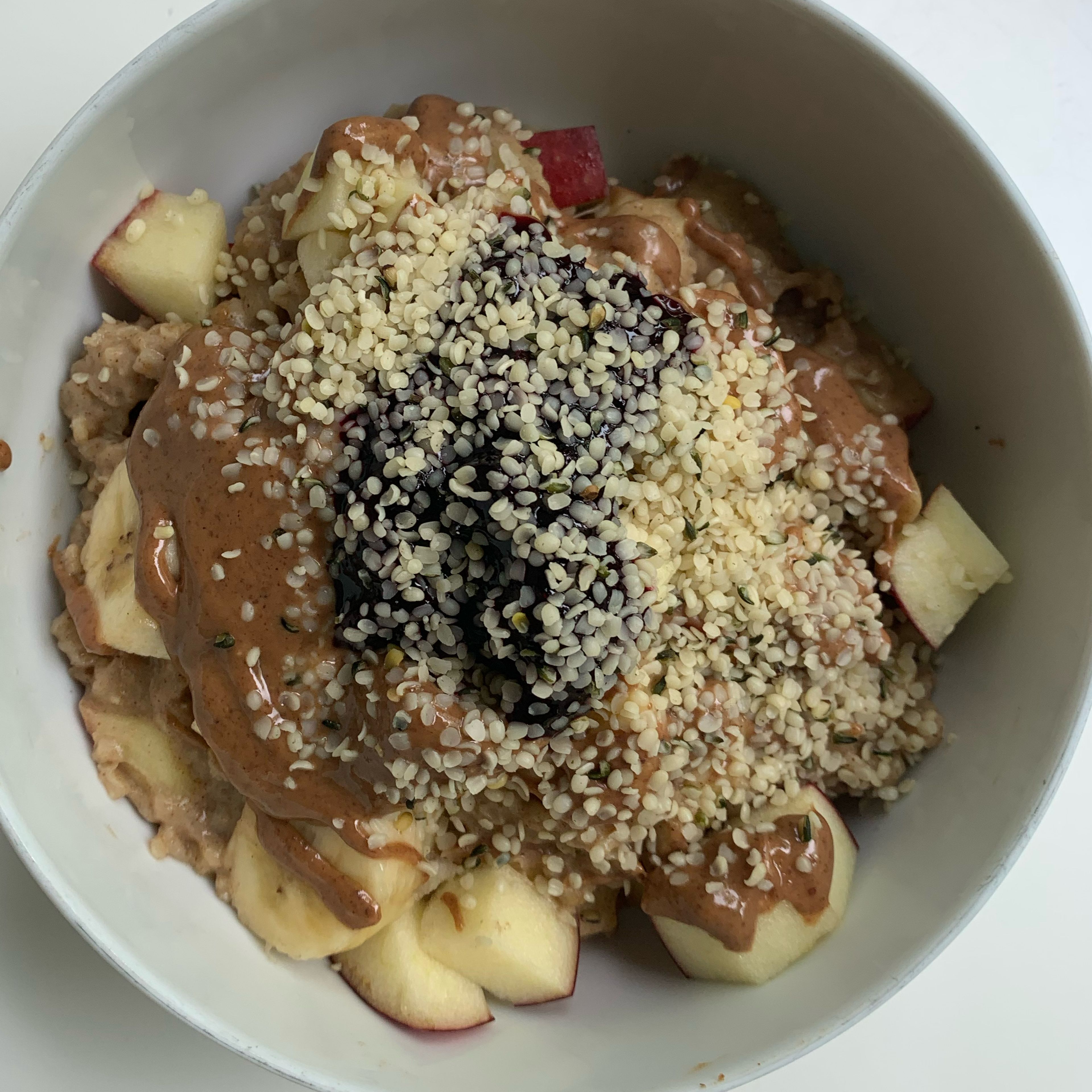 Pour the porridge into a bowl and place the remaining fruits and top. Top with the almond butter, the berry compote and hemp seeds. Enjoy :)