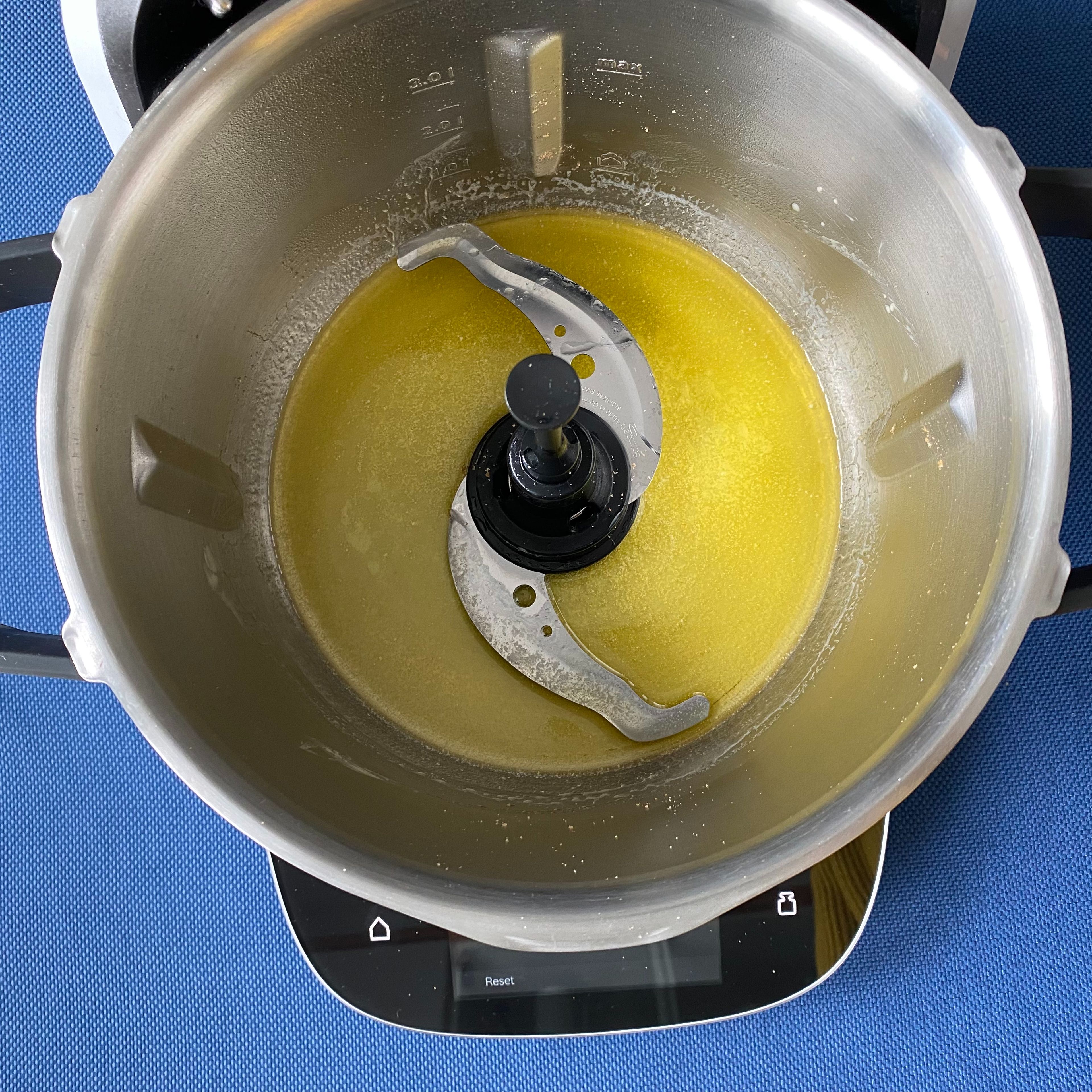 Die Butter einwiegen und schmelzen (Universalmesser | Stufe 4 | 80° | 3:20 Min.).