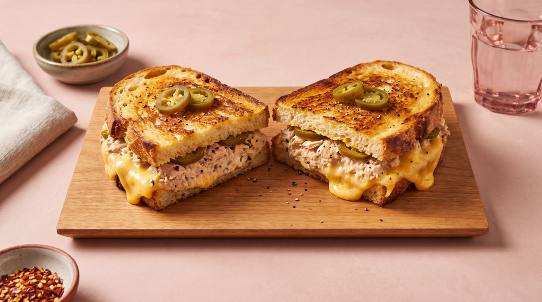 Scharfer Jalapeño-Tuna-Melt mit cremigem Käse, lerne eine amerikanische Ikone kennen