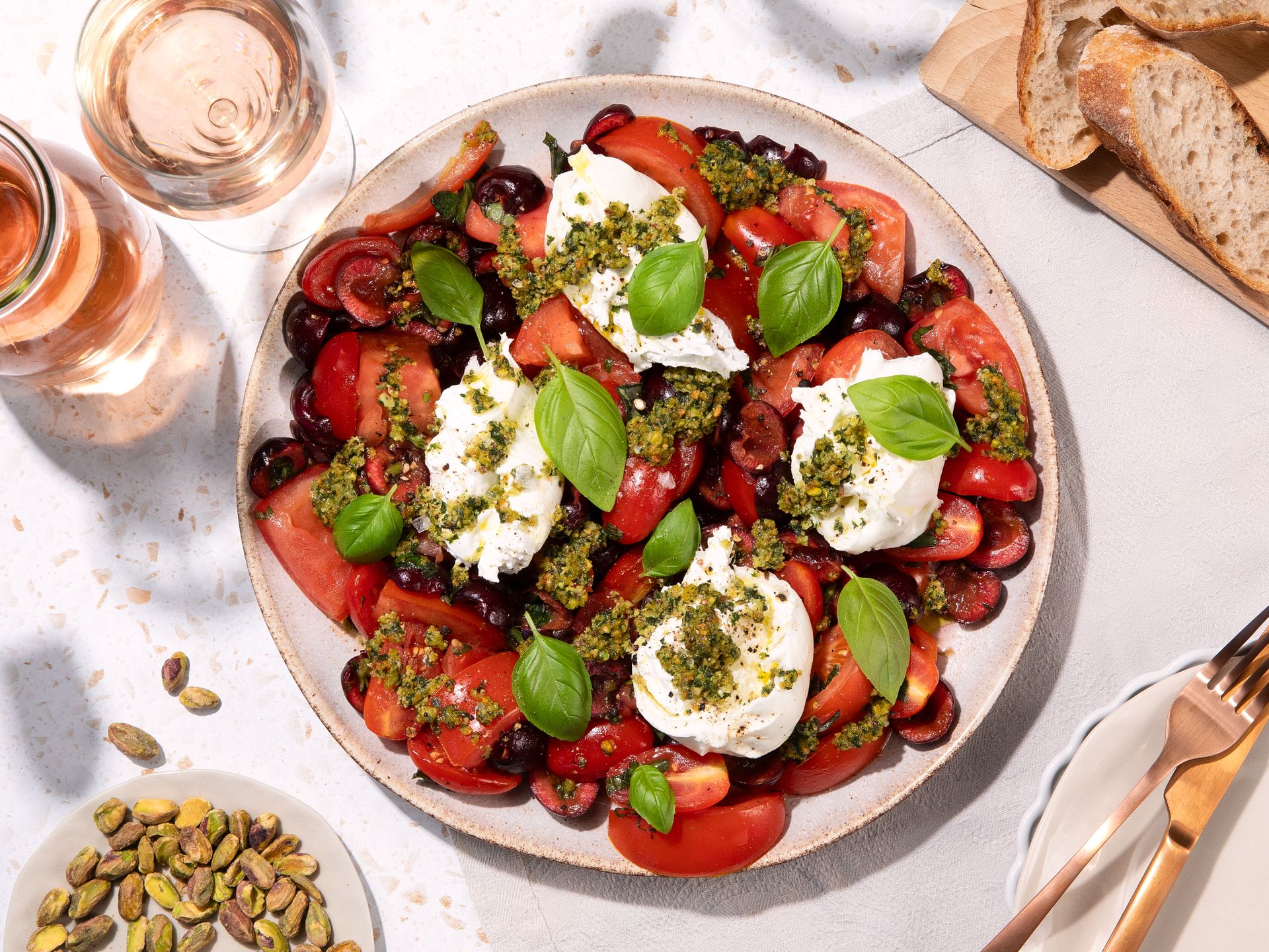 Tomaten-Kirsch-Salat mit Burrata und Pistazienpesto
