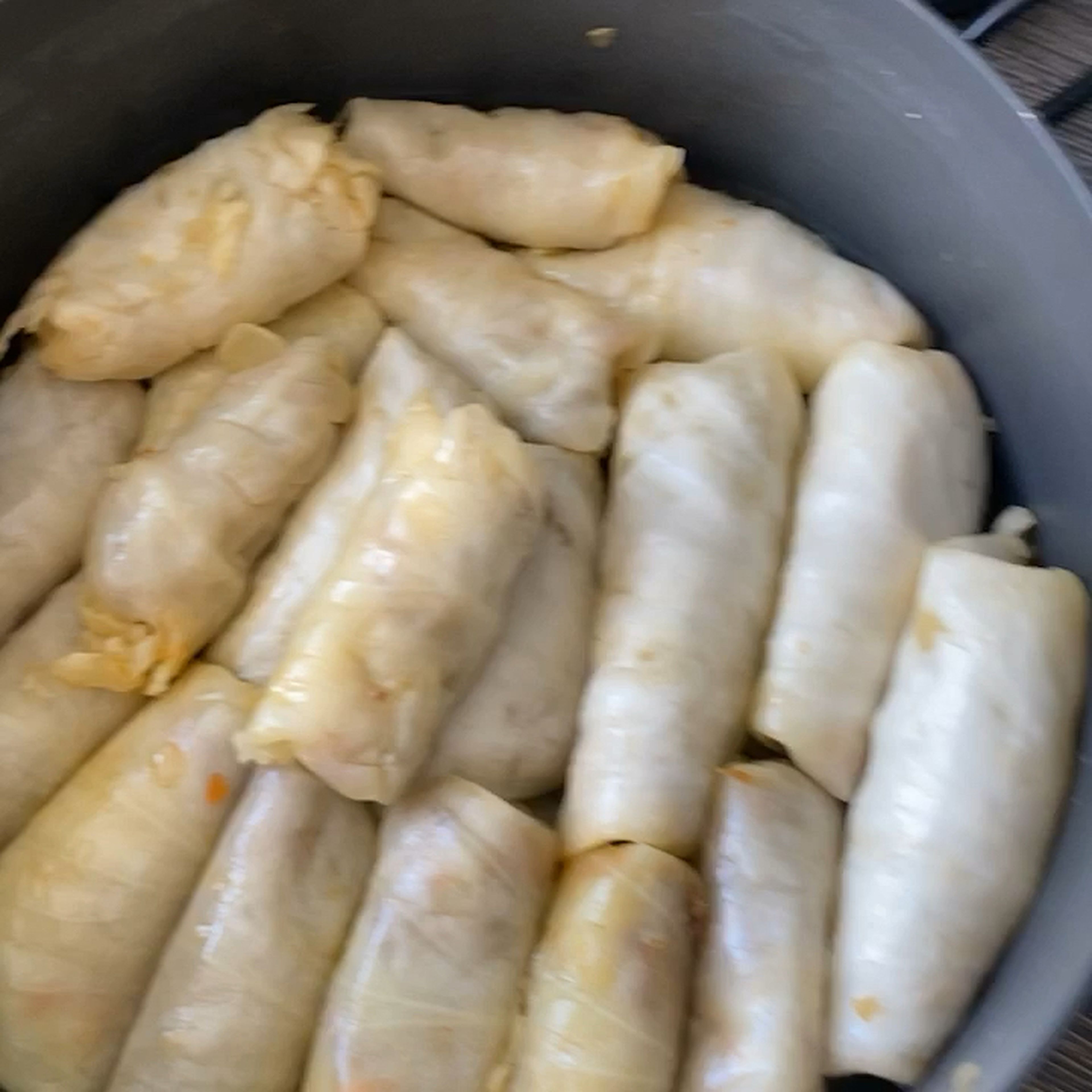 Alles sehr eng beieinander in einem top oder Auflaufform tun. Es muss wirklich sehr eng beieinander sein damit sie beim kochen  nicht aufgehen.